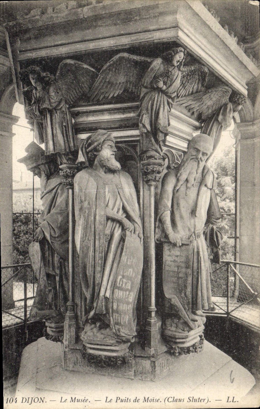 CPA Dijon Le Musee Le Puits de Moise 