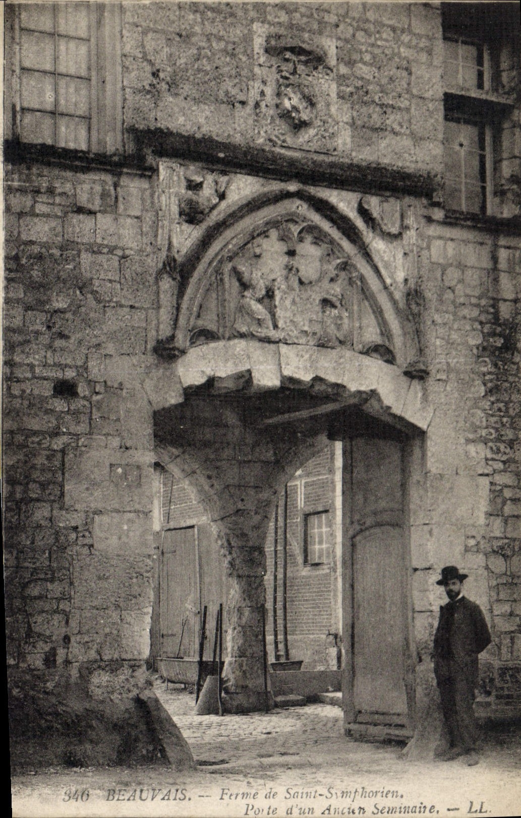CPA Beauvais Ferme de Saint Simphorien Porte d'un Ancien Seminaire