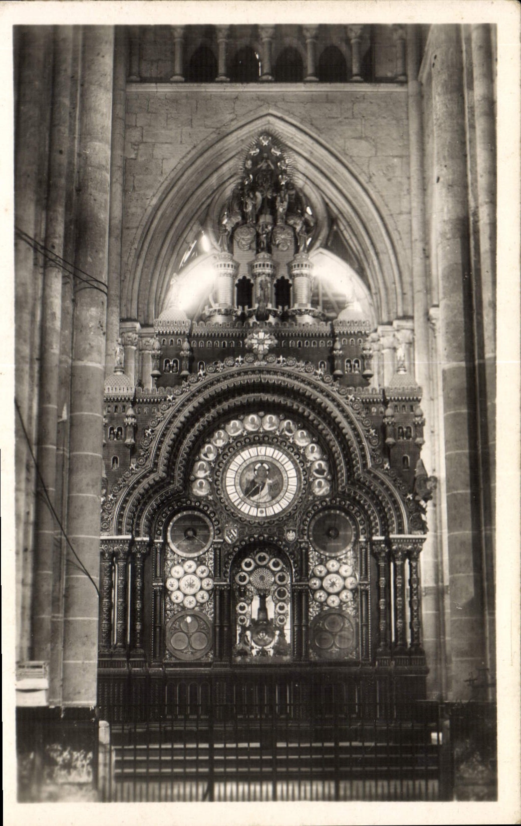 CPA Beauvais Oise la Cathedrale L'Horloge Astronomique 