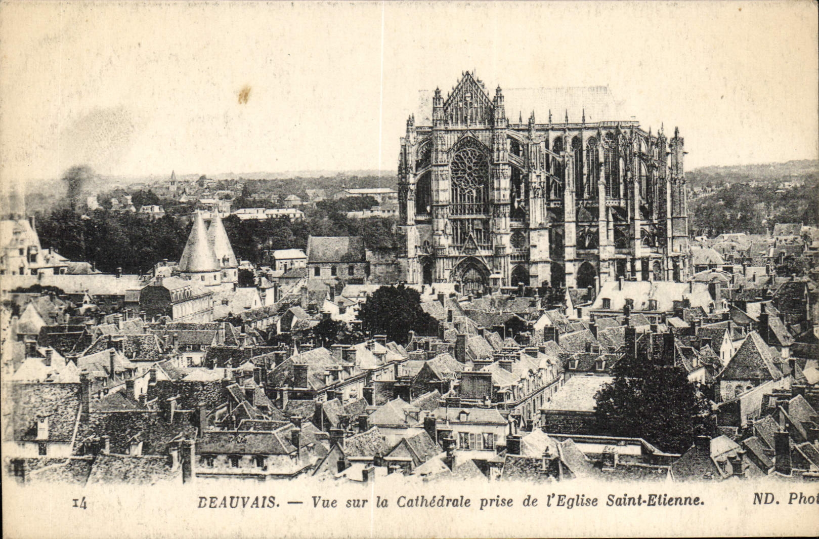 CPA Beauvais Vue sur la Cathedrale prise de l'Eglise Saint Etienne