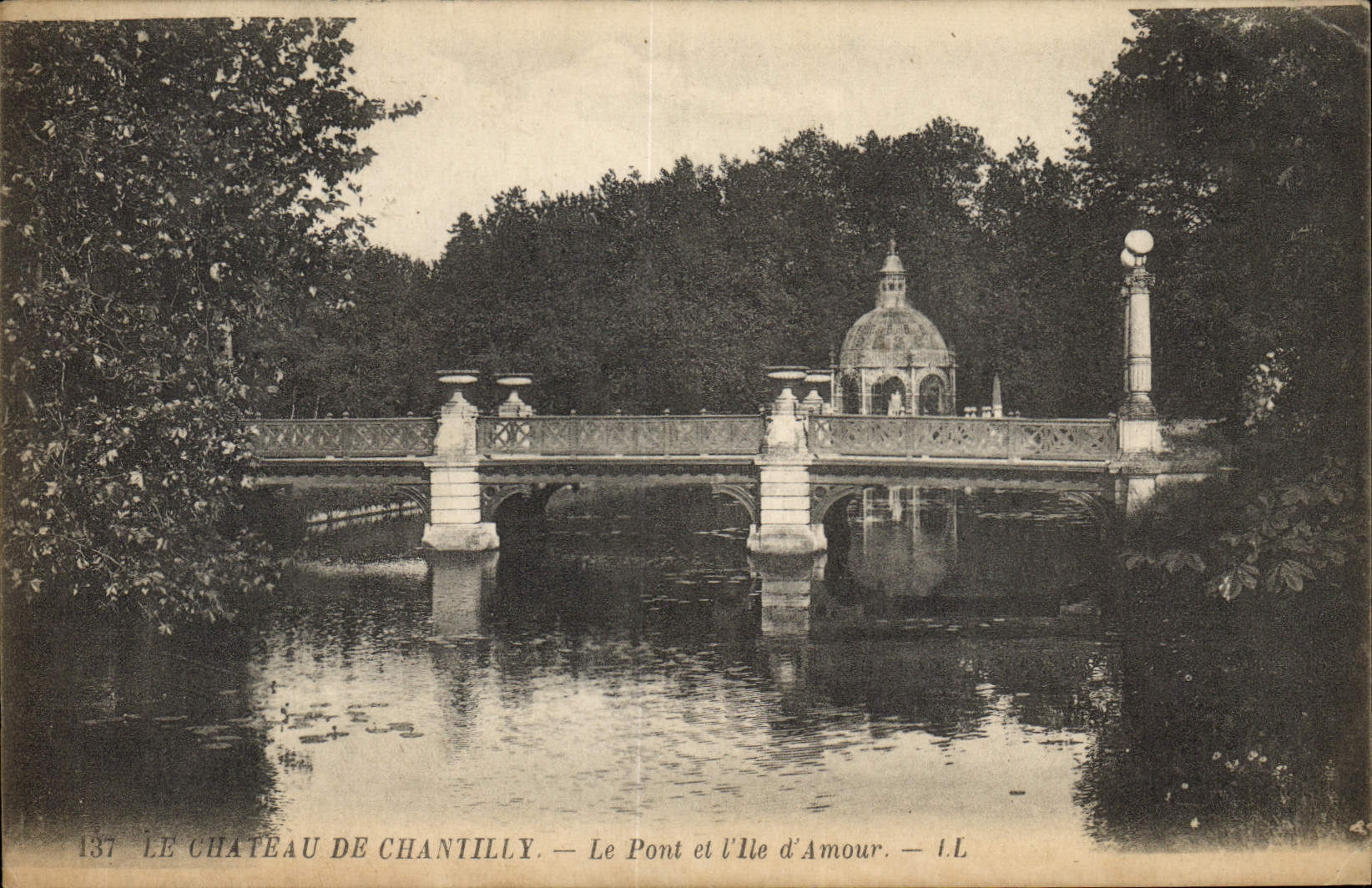 CPA Le Chateau de Chantilly Le Pont et I'lle d'Amour 