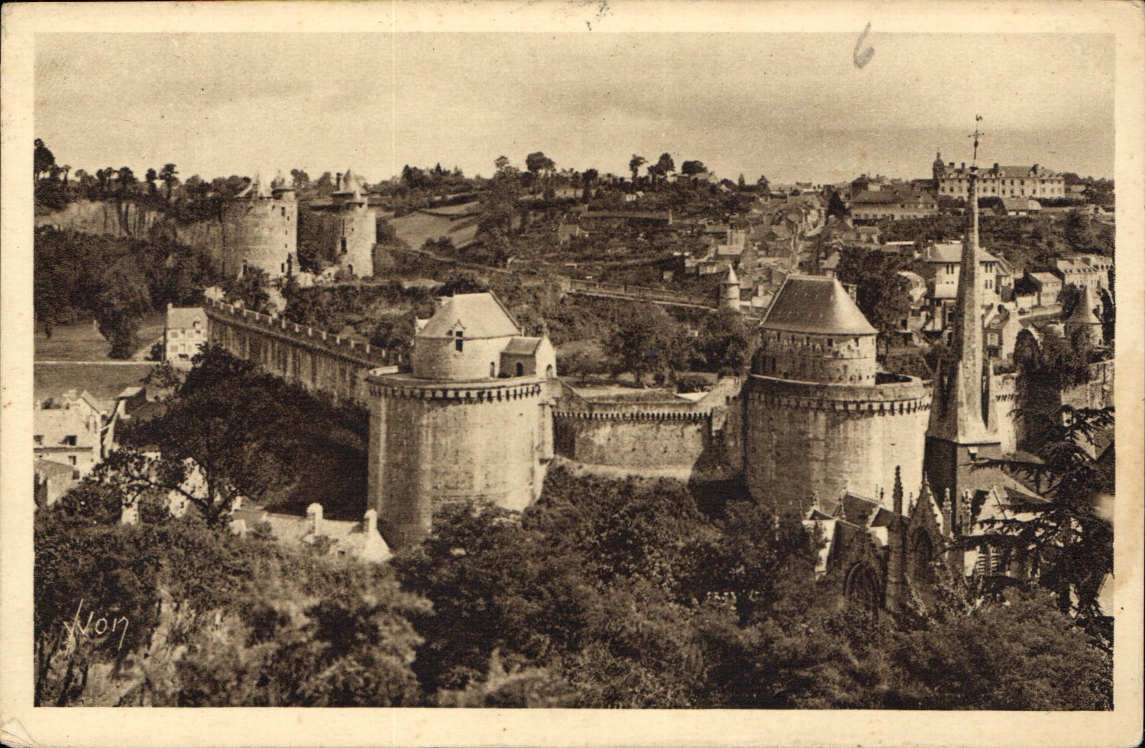 CPA Bretagne Fougeres I'Ile et Vilaine Les Tours Surienne 