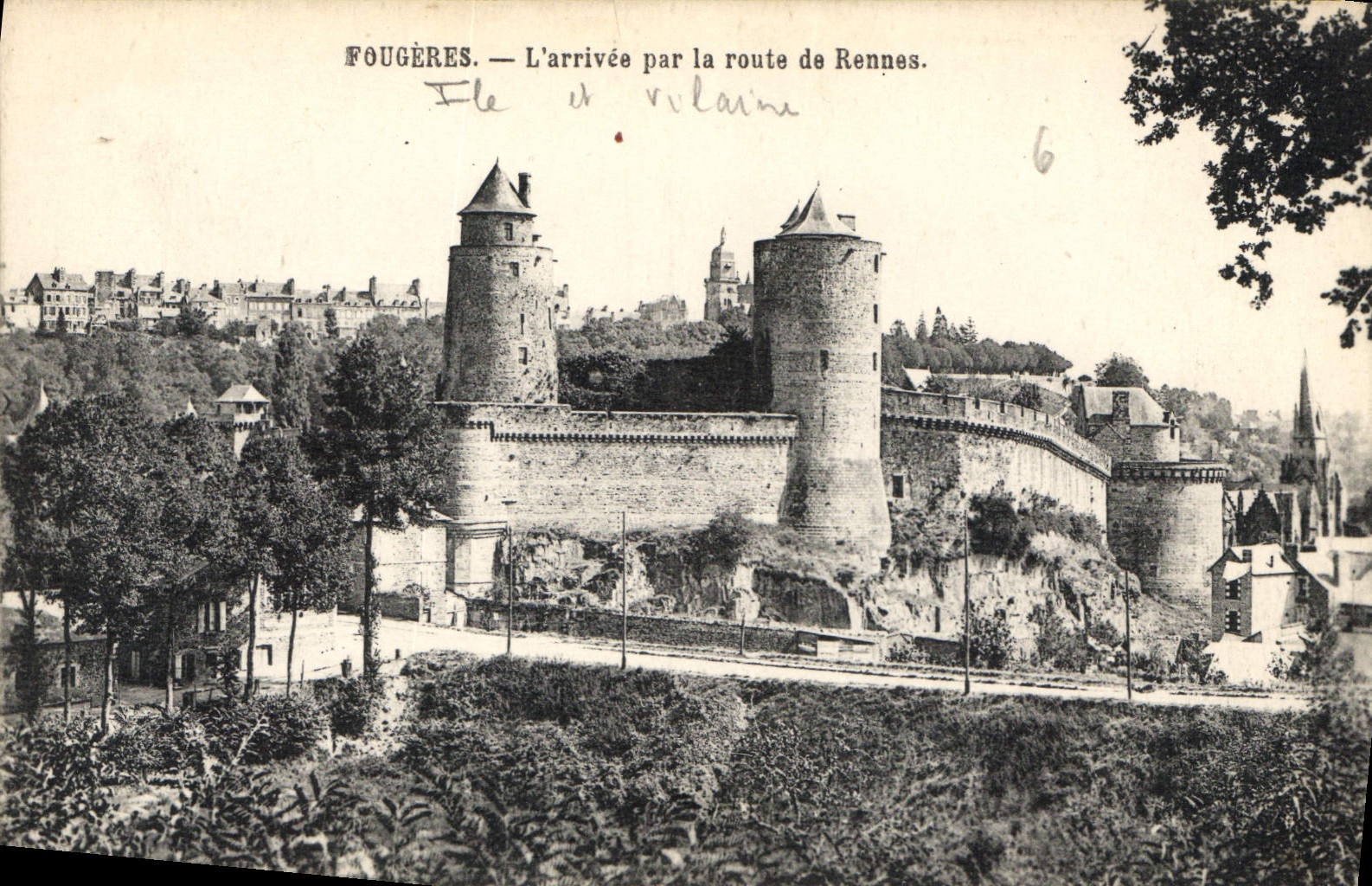 CPA Fougeres L'Arrivee par la Route de Rennes 