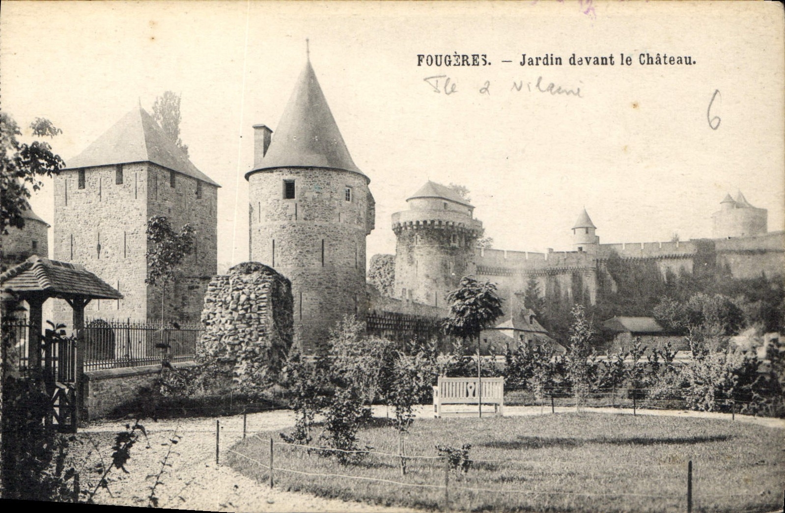 CPA Fougeres Jardin devant le Chateau 