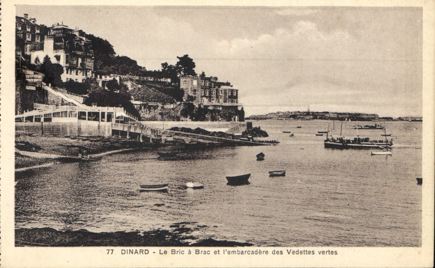 CPA Dinard Le Bric a Brac et l'embarcadere des Vedettes Vertes