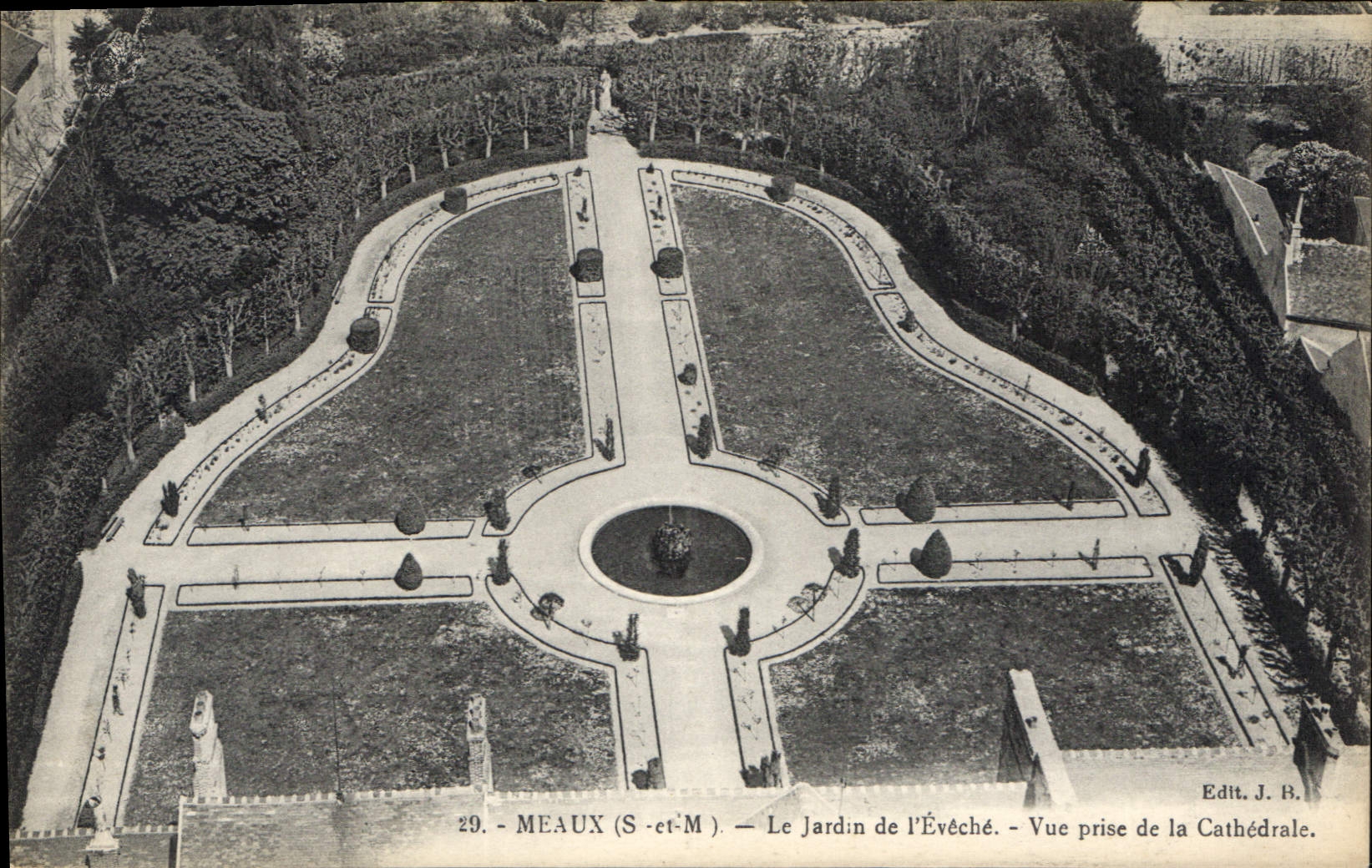 CPA Meaux S et M Le Jardin de l'Eveche Vue prise de la Cathedrale 
