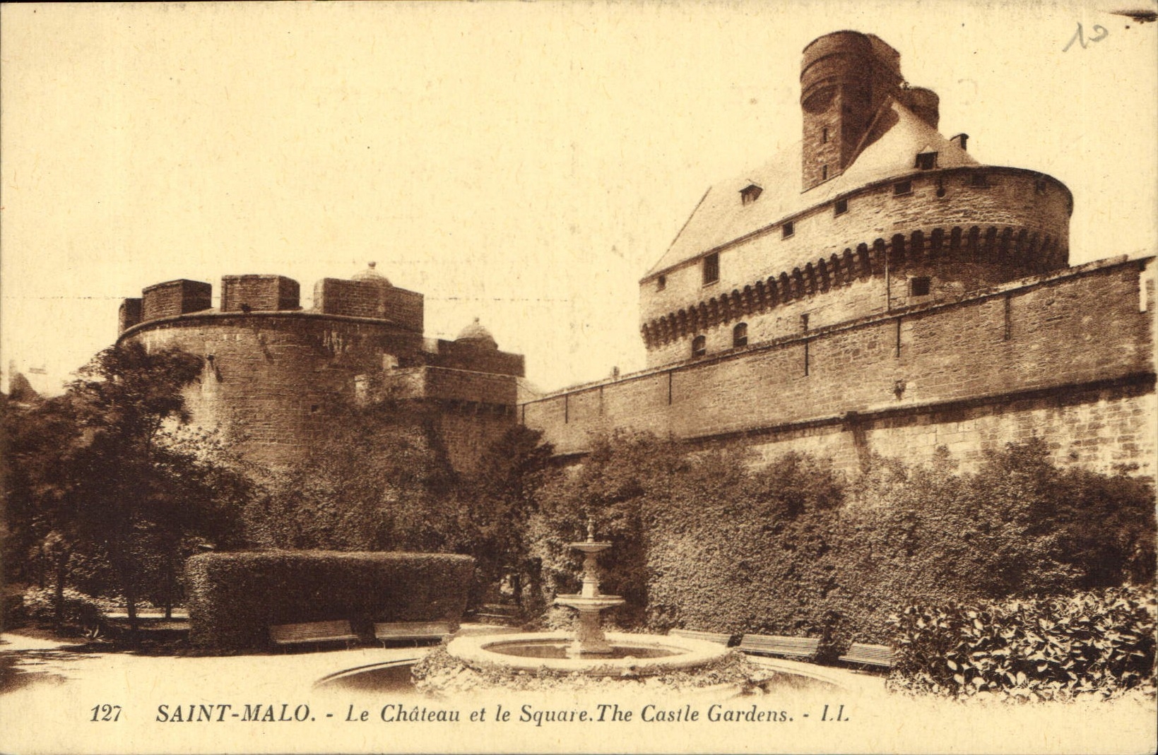 CPA Saint Malo Le Chateau et le Square 