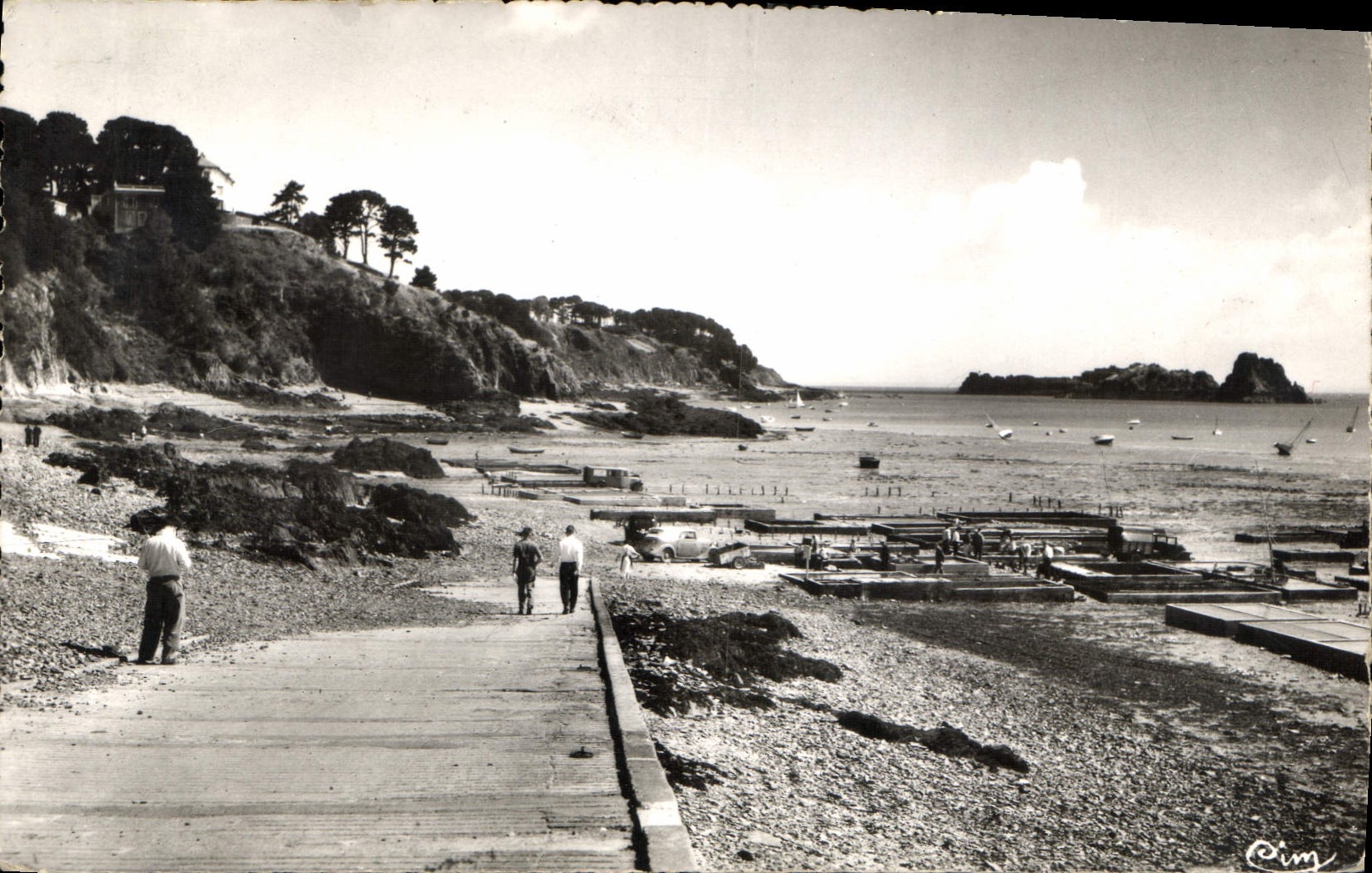CPA Cancale Les Pares aux Huitres et le Rocher de Cancale