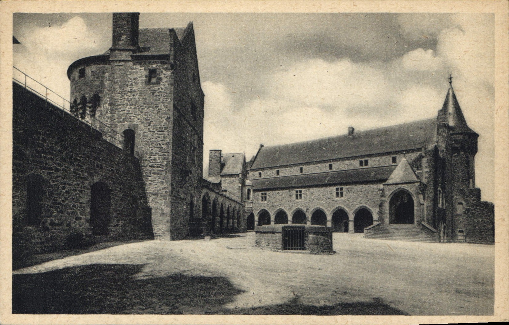 CPA Vitre Ille et Vilaine Le Chateau Cour Interieure 