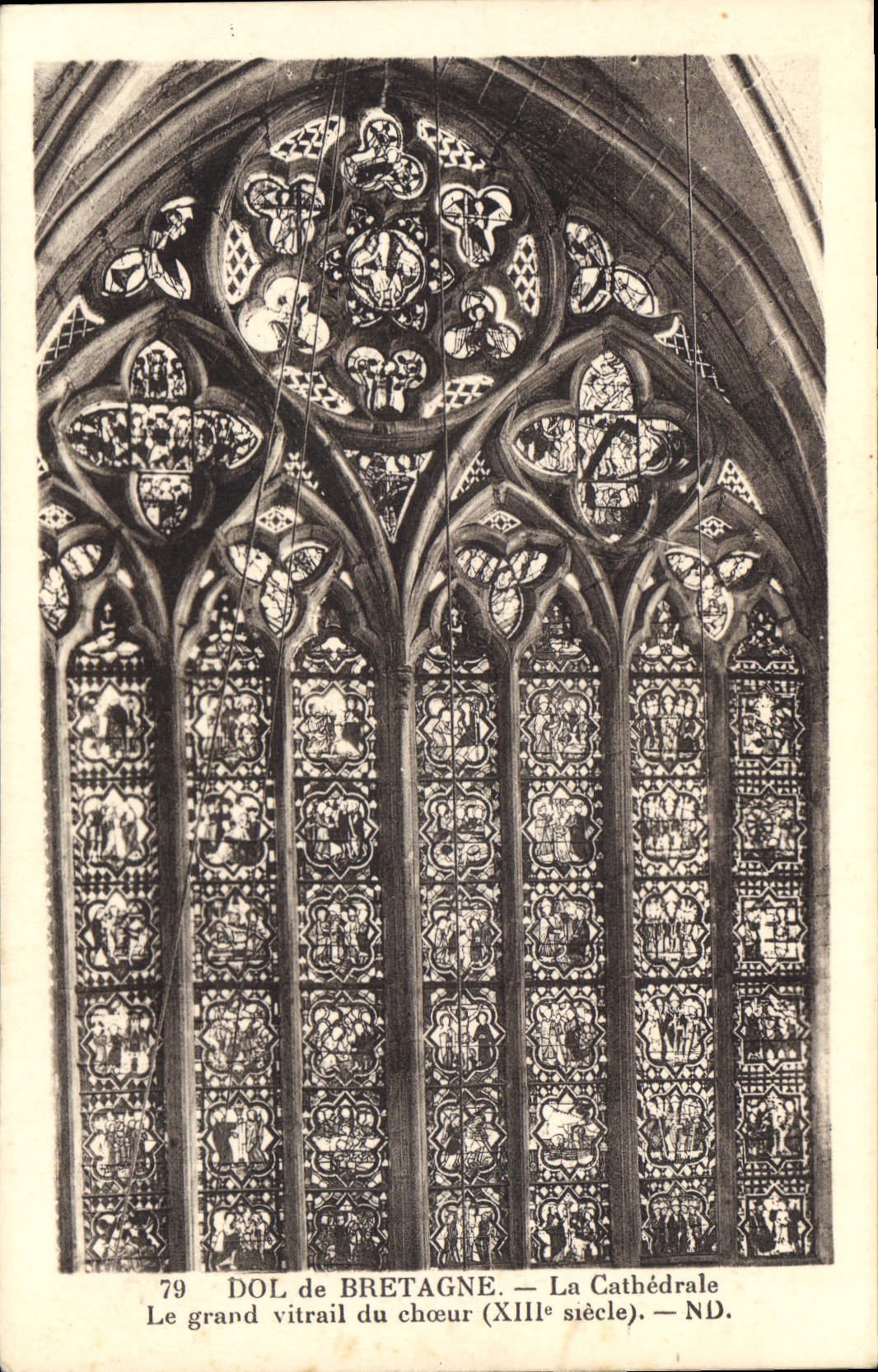CPA Dol de Bretagne La Cathedrale Le grand vitrail du Choeur