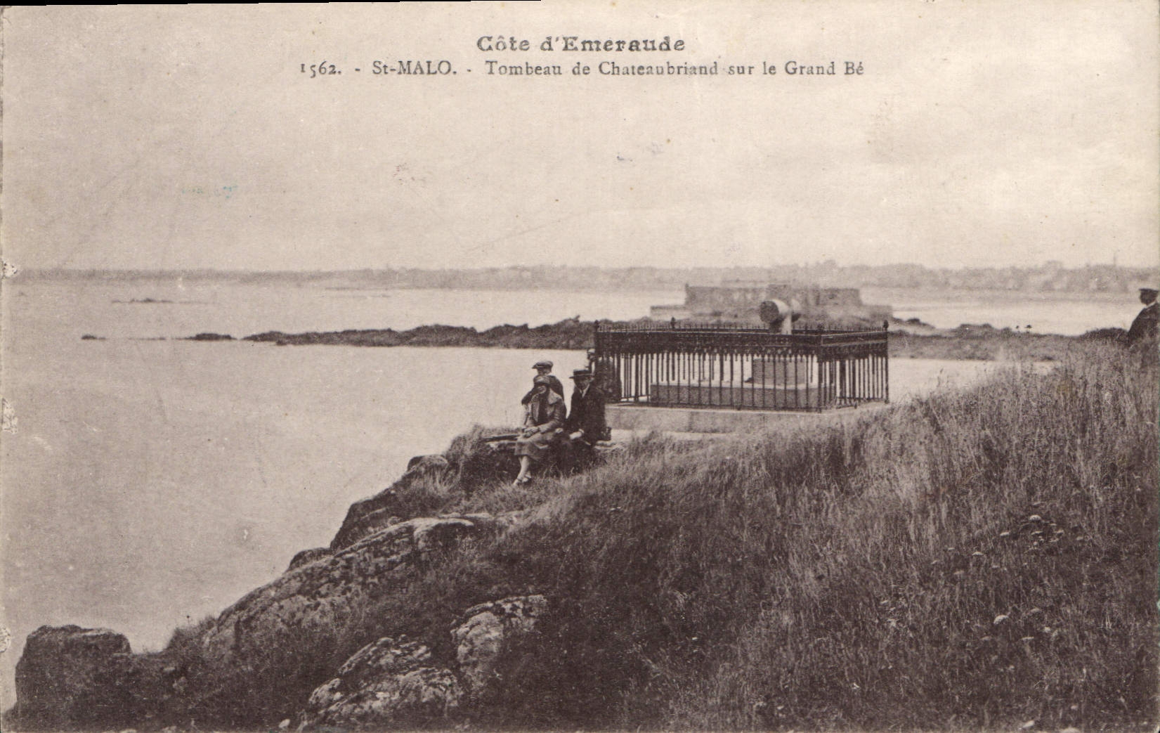 CPA St Malo Tombeau de Chateaubriand sur le Grand Be