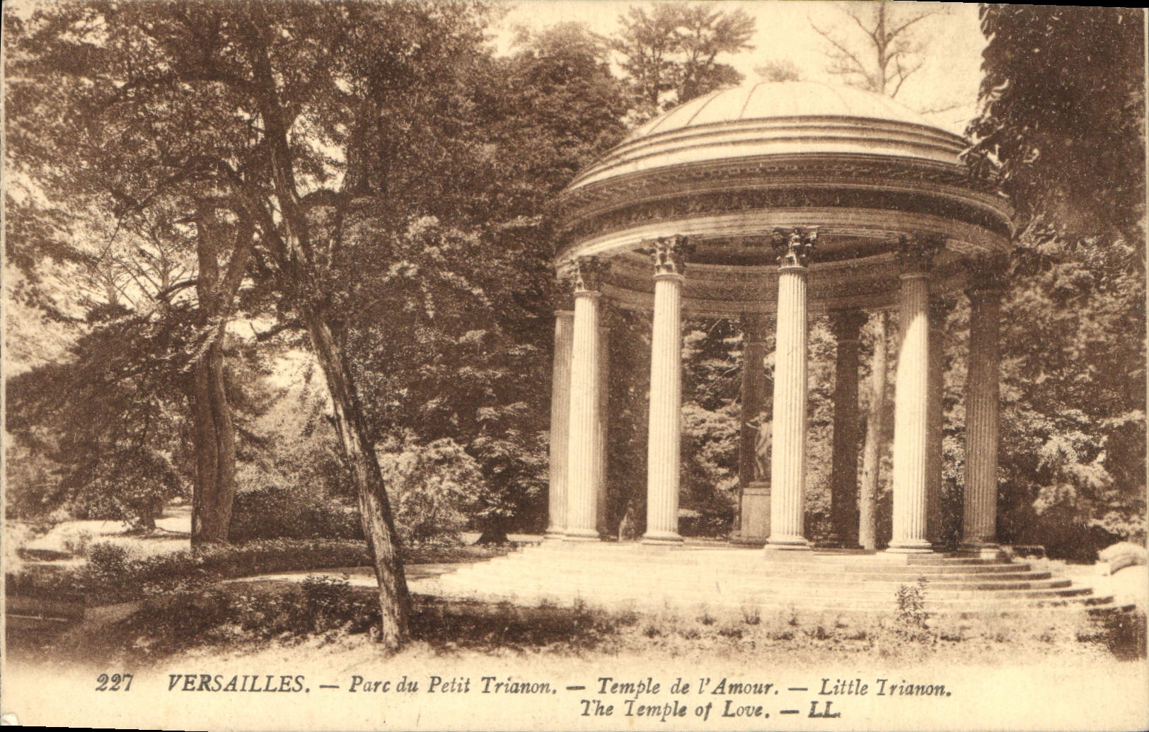CPA Versailles Parc du Petit Trianon Temple de l'Amour 