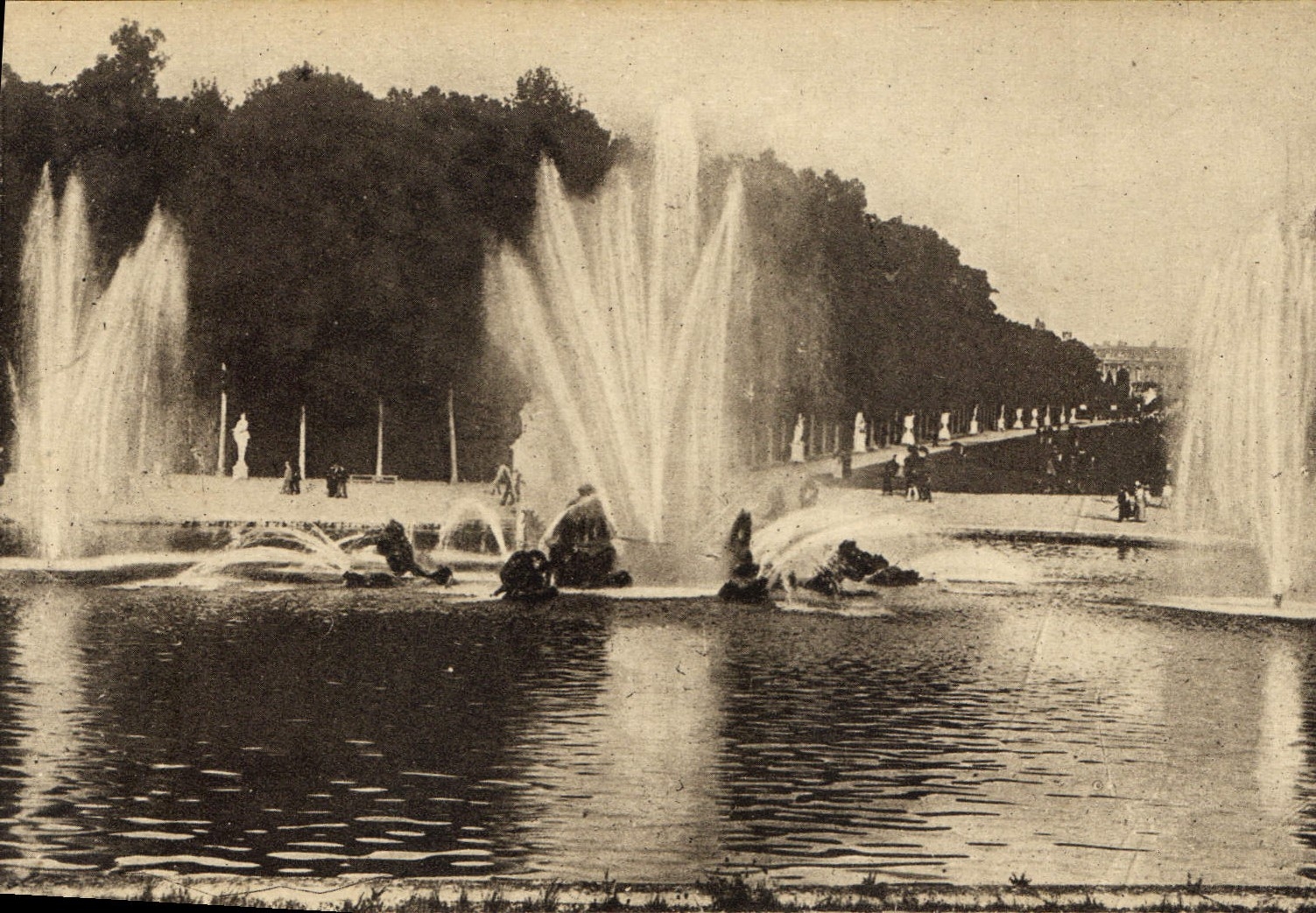 CPA Versailles Le Parc Le Bassin d'Apollon le jour des Grandes Eaux