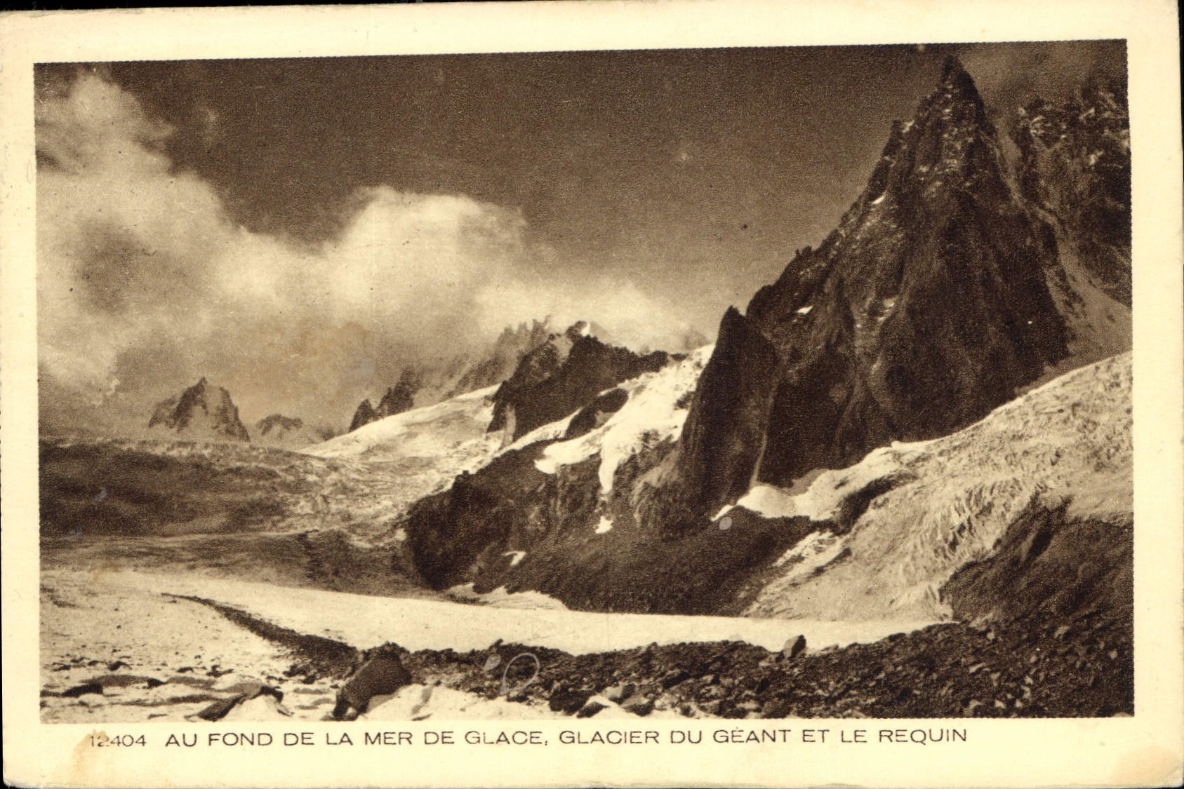 CPA Au fond de la Mer de Glace Glacier du Geant et le Requin 