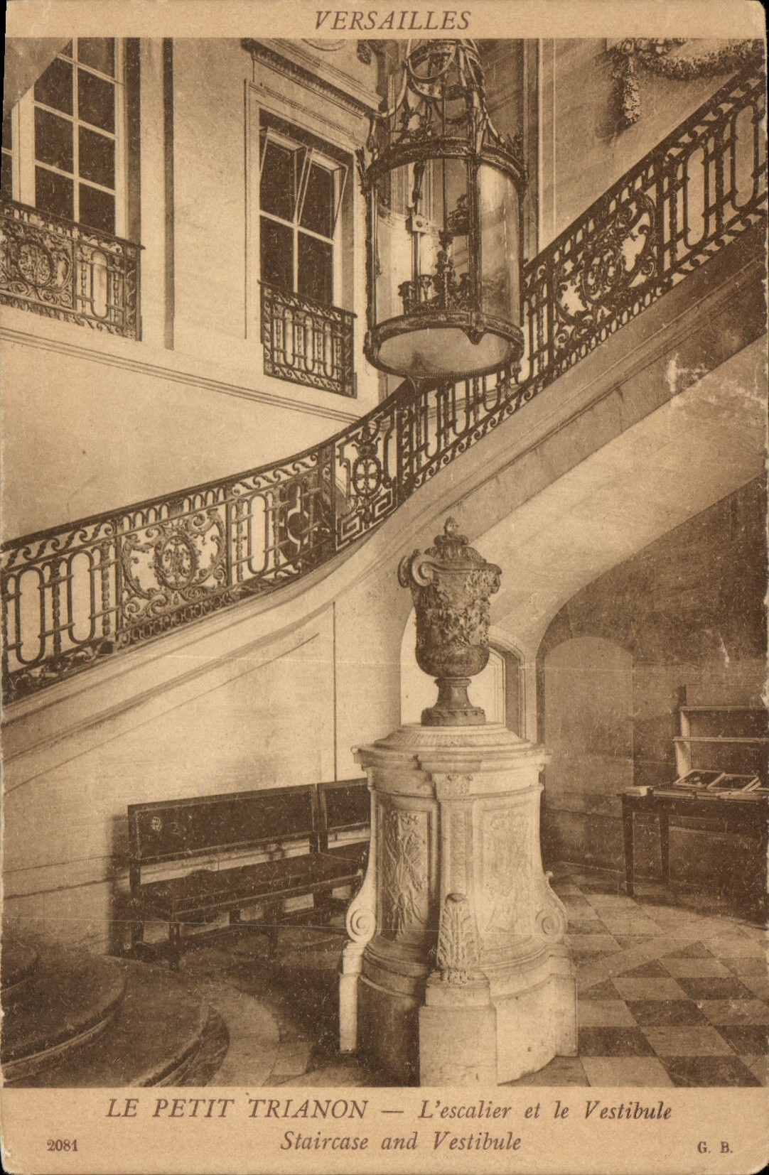 CPA Versailles Le Petit Trianon L'Escalier et le Vestibule 