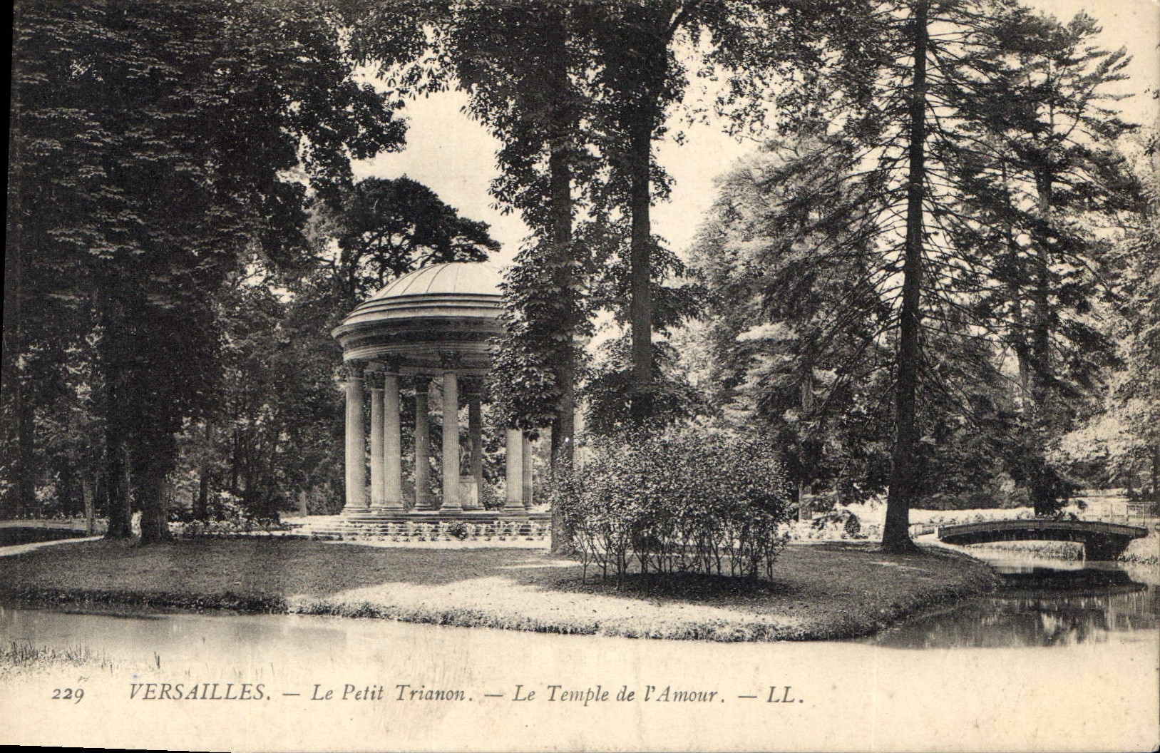 CPA Versailles Le Petit Trianon Le Temple de l'Amour 