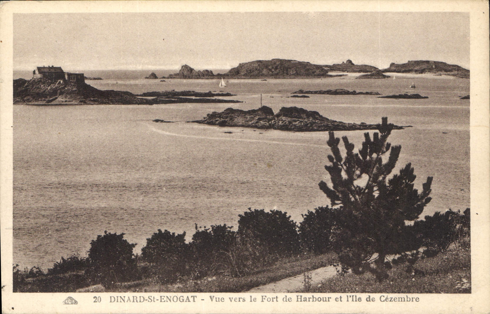 CPA Dinard St Enogat Vue vers le Fort de Harbour et I'lle de Cezembre 