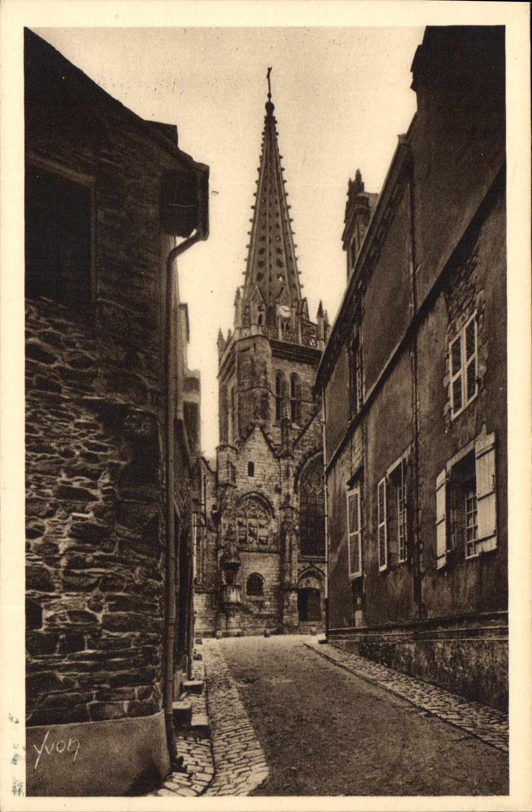 CPA Bretagne Vitre Ille et Vilaine Une vieille rue avec echappee sur l'Eglise Notre Dame