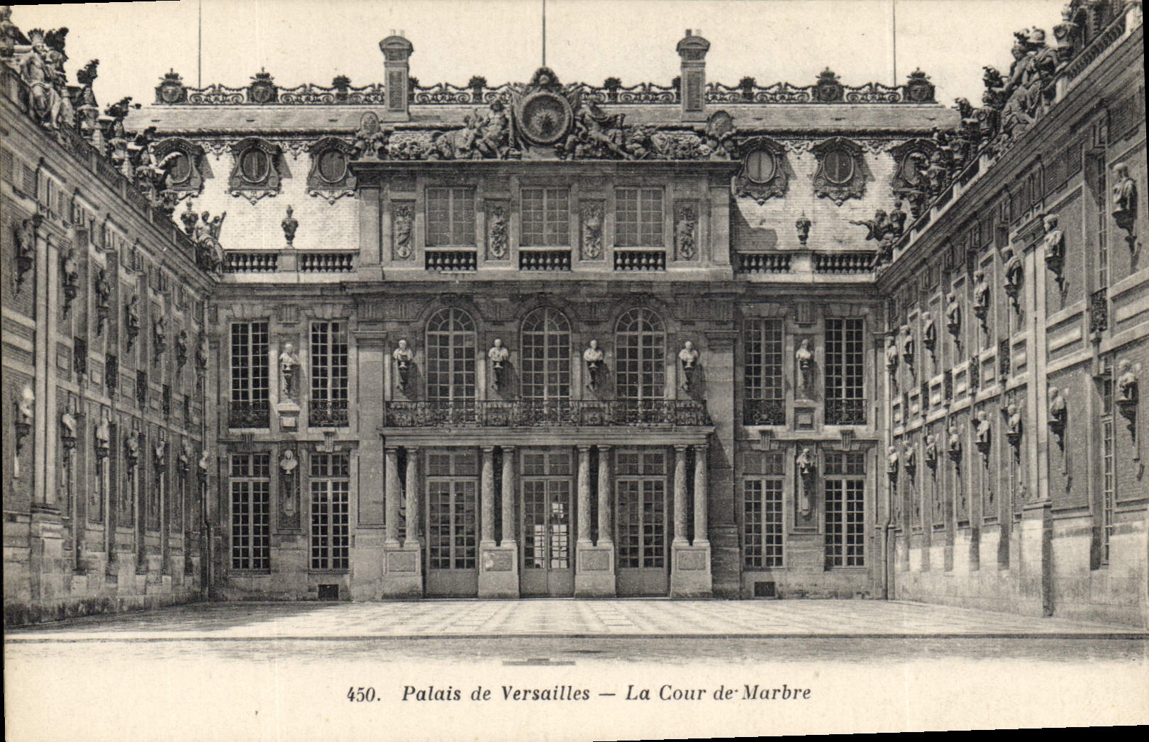 CPA Palais de Versailles La Cour de Marbre 