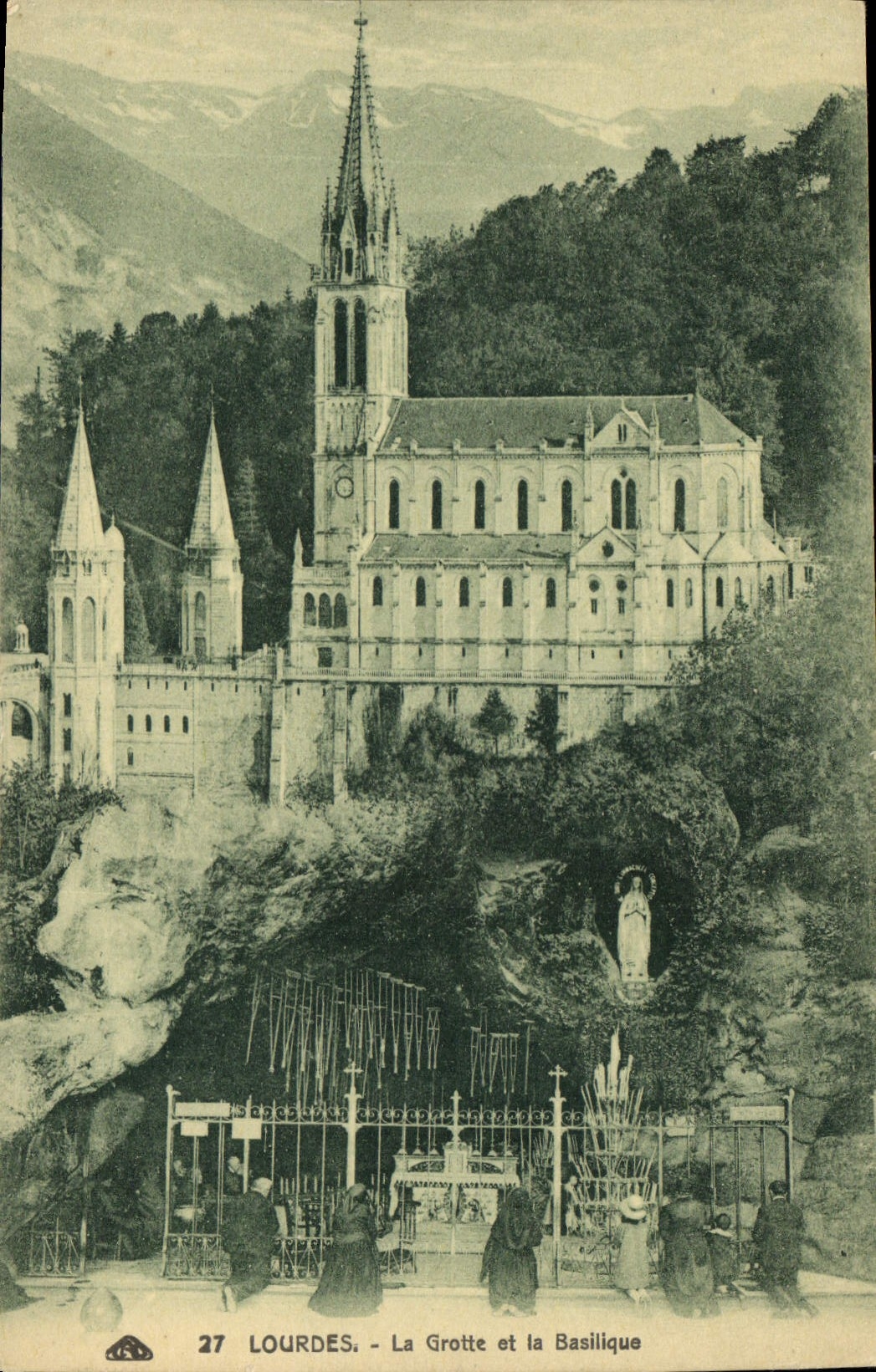 CPA Lourdes La Grotte et la Basilique 