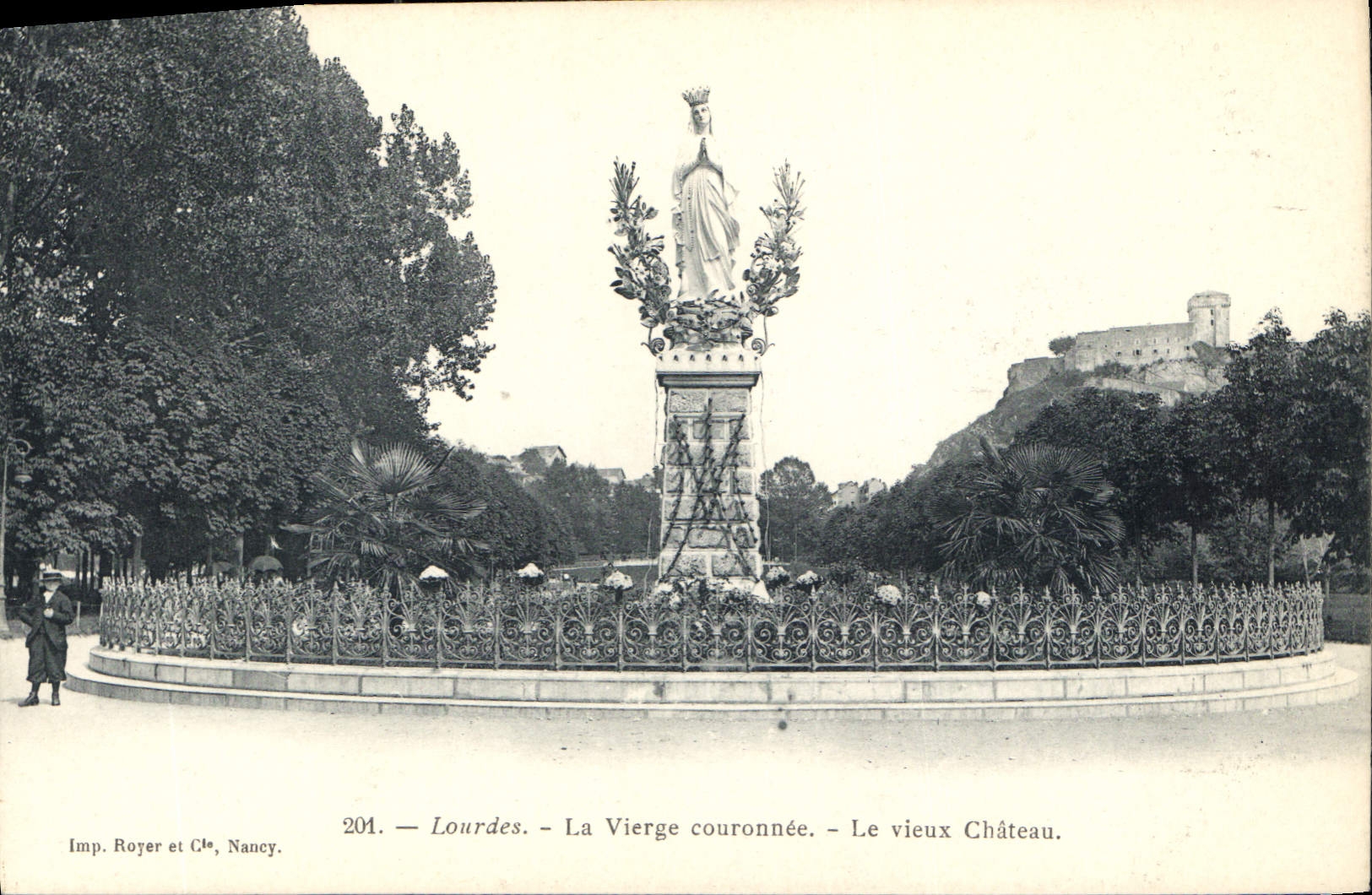 CPA Lourdes La Vierge couronnee Le vieux Chateau