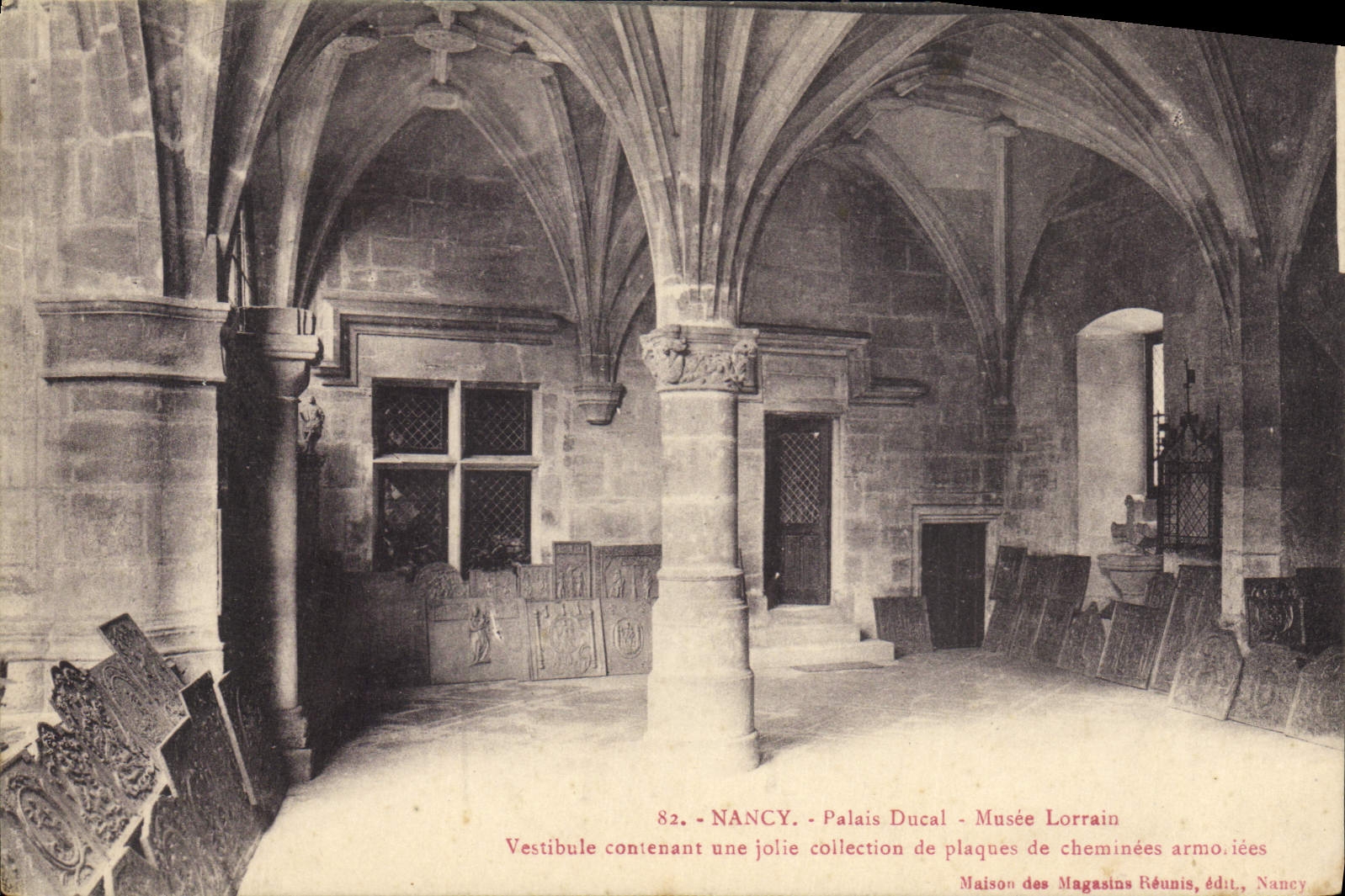 CPA Nancy Palais Ducal Musee Lorrain Vestibule contenant une jolie collection de cheminees armoiriee