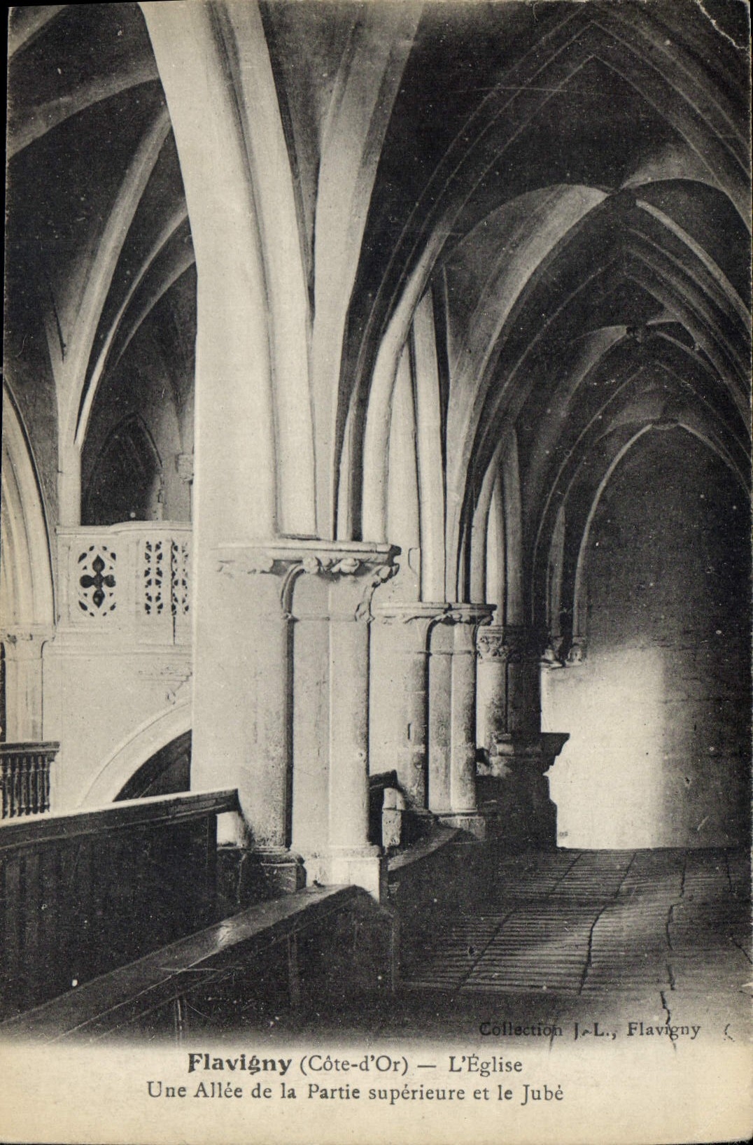 CPA Flavigny Cote d'Or L'Eglise Une Allee de la Partie superieure et le Jube