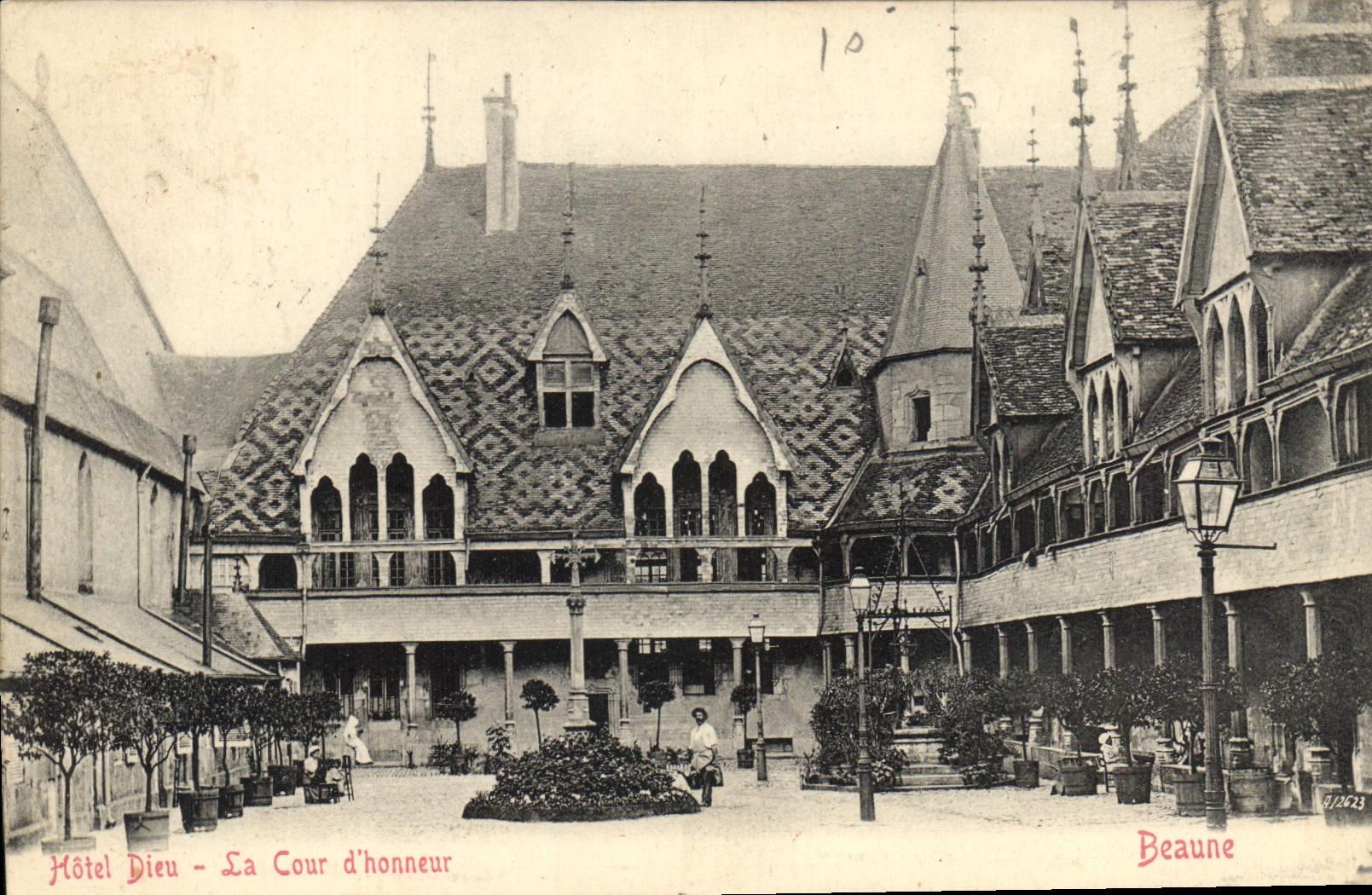 CPA Beaune Hotel Dieu La Cour d'honneur 