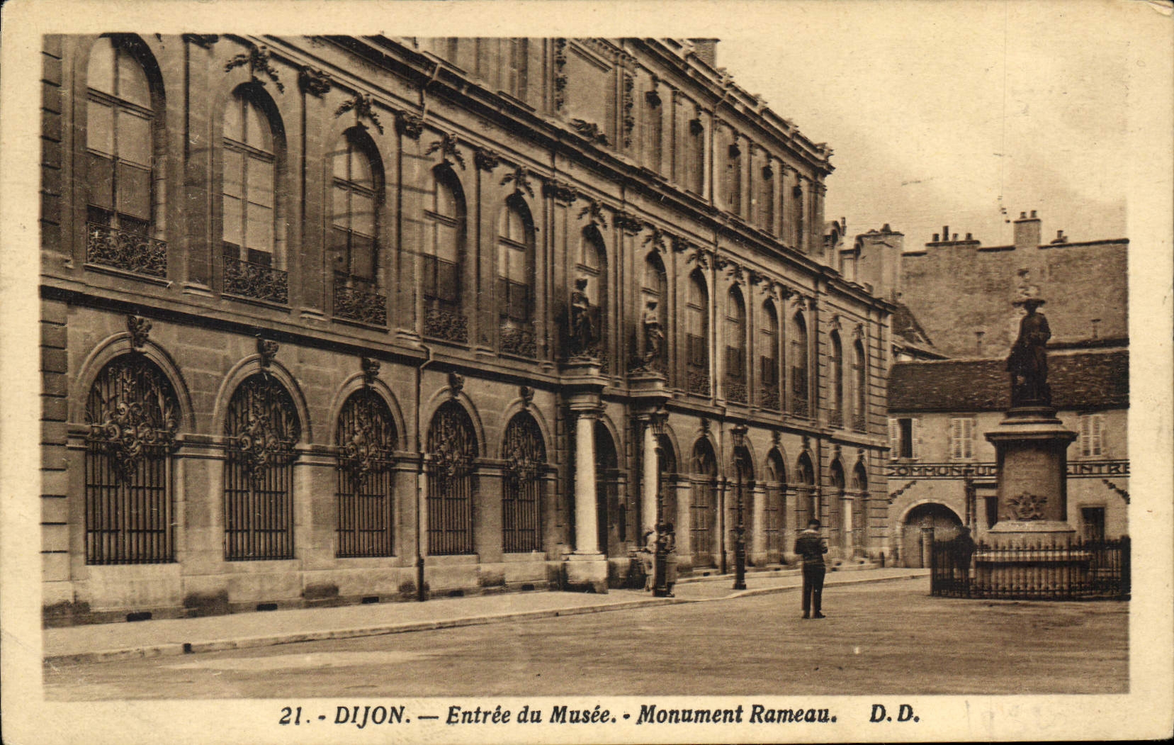 CPA Dijon Entree du Musee Monument Rameau 