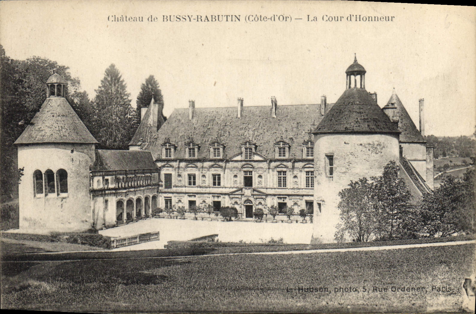 CPA Chateau de Bussy Rabutin Cote d'Or La Cour d'Honneur