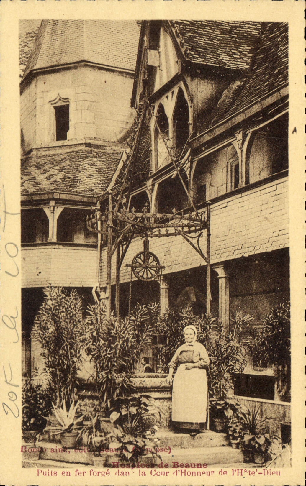 CPA Hospice de Beaune Puits en fer forge dans la Cour d'Honneur de l'Hotel Dieu