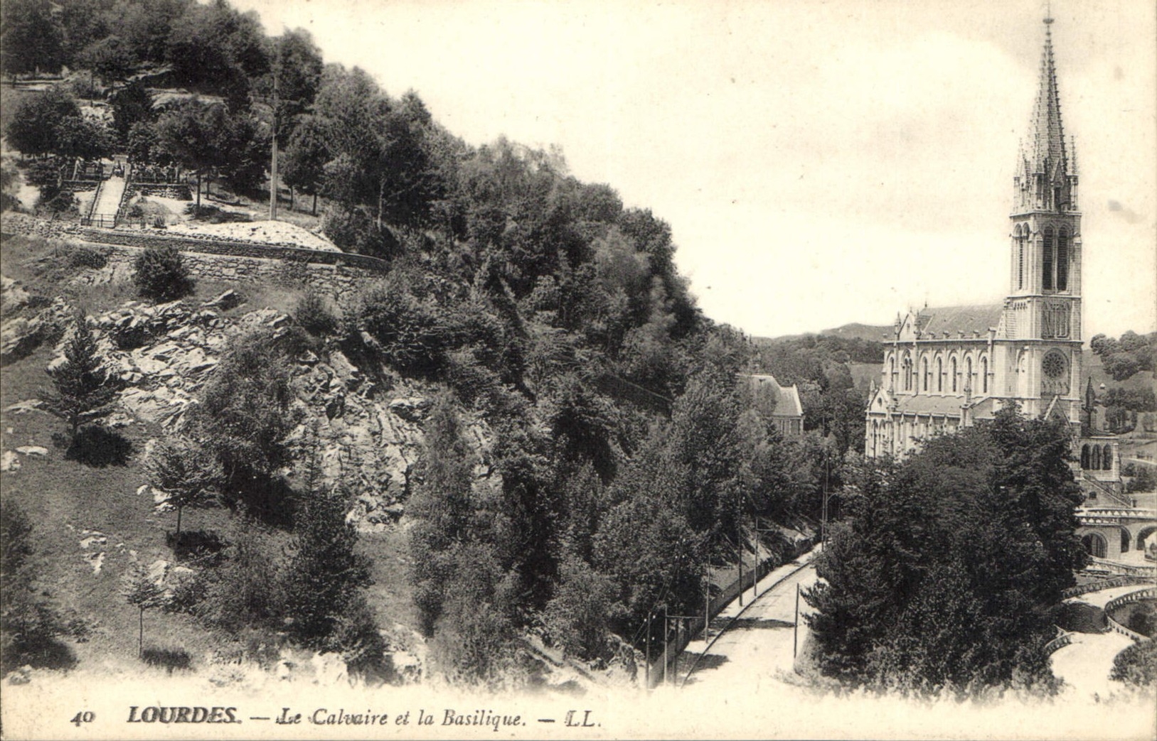 CPA Lourdes Le Calvaire et la Basilique 