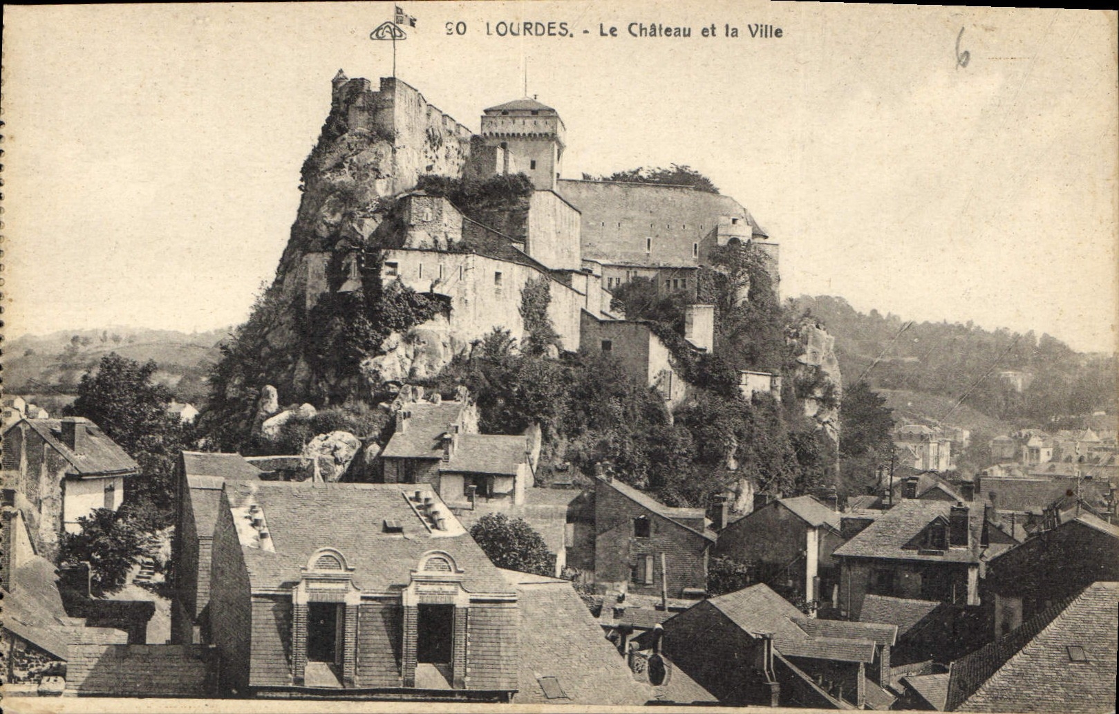 CPA Lourdes Le Chateau et la Ville 