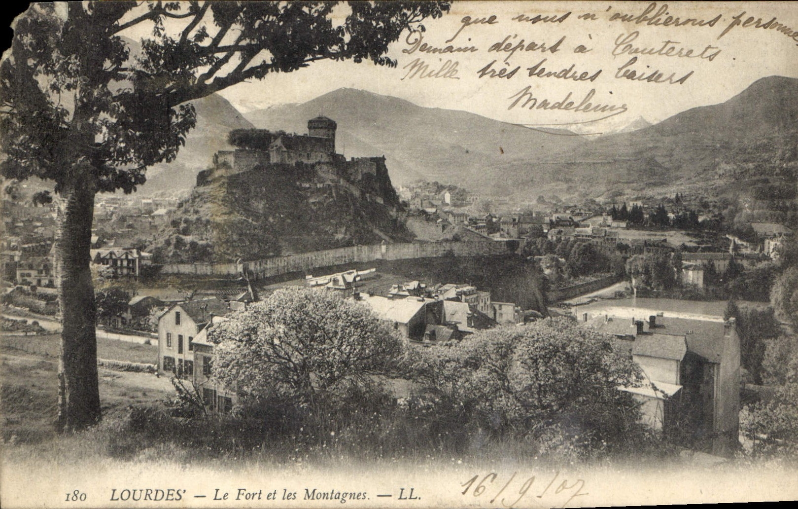 CPA Lourdes Le Fort et les Montagnes 