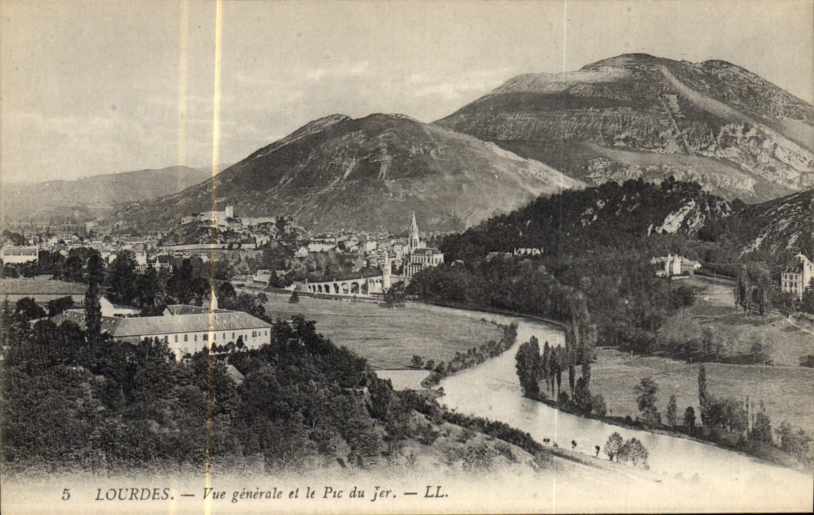 CPA Lourdes Vue generale et le Pic du Jer 