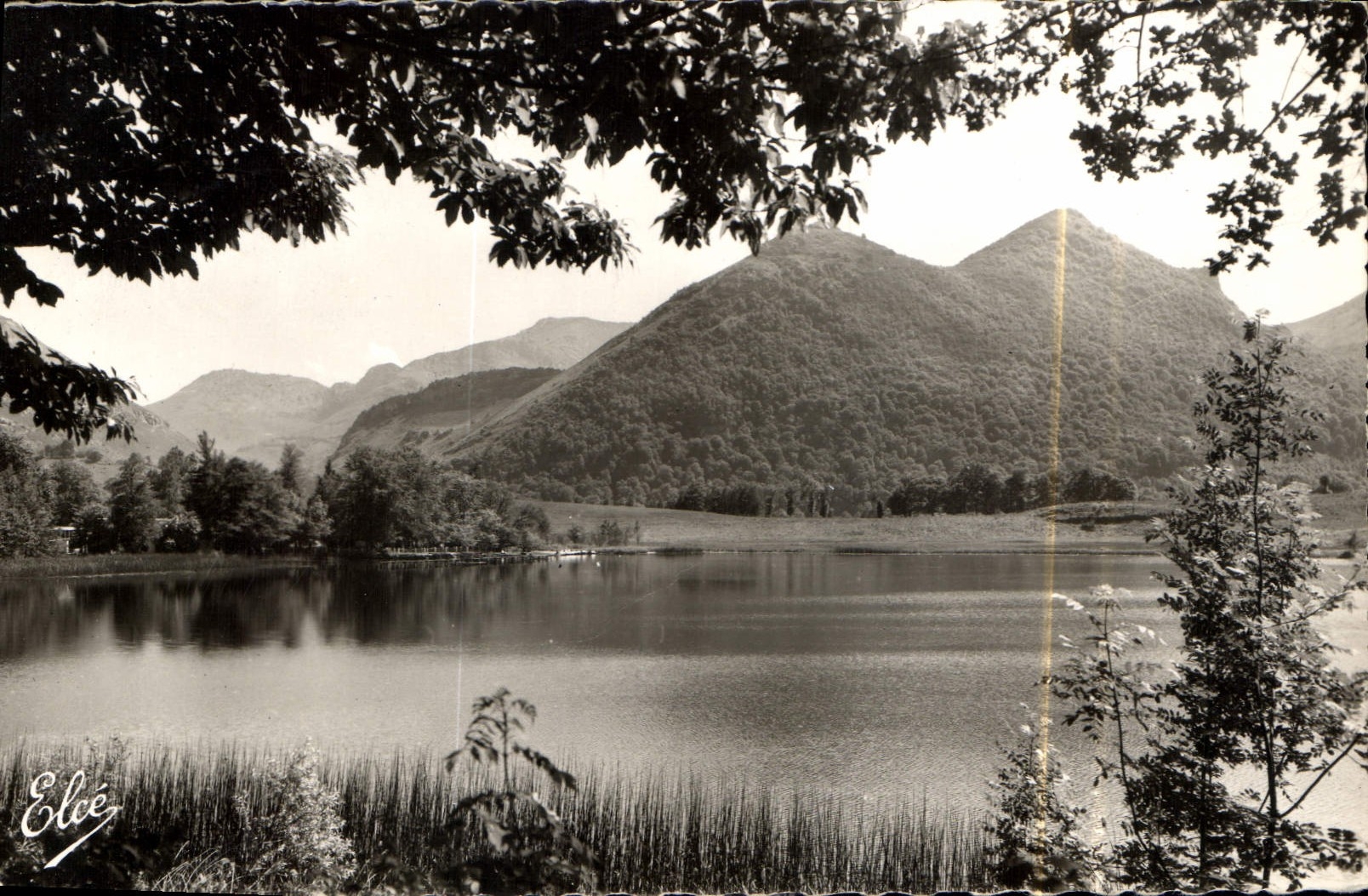 CPA Lourdes Hautes Pyrenees Le Lac de Lourdes 