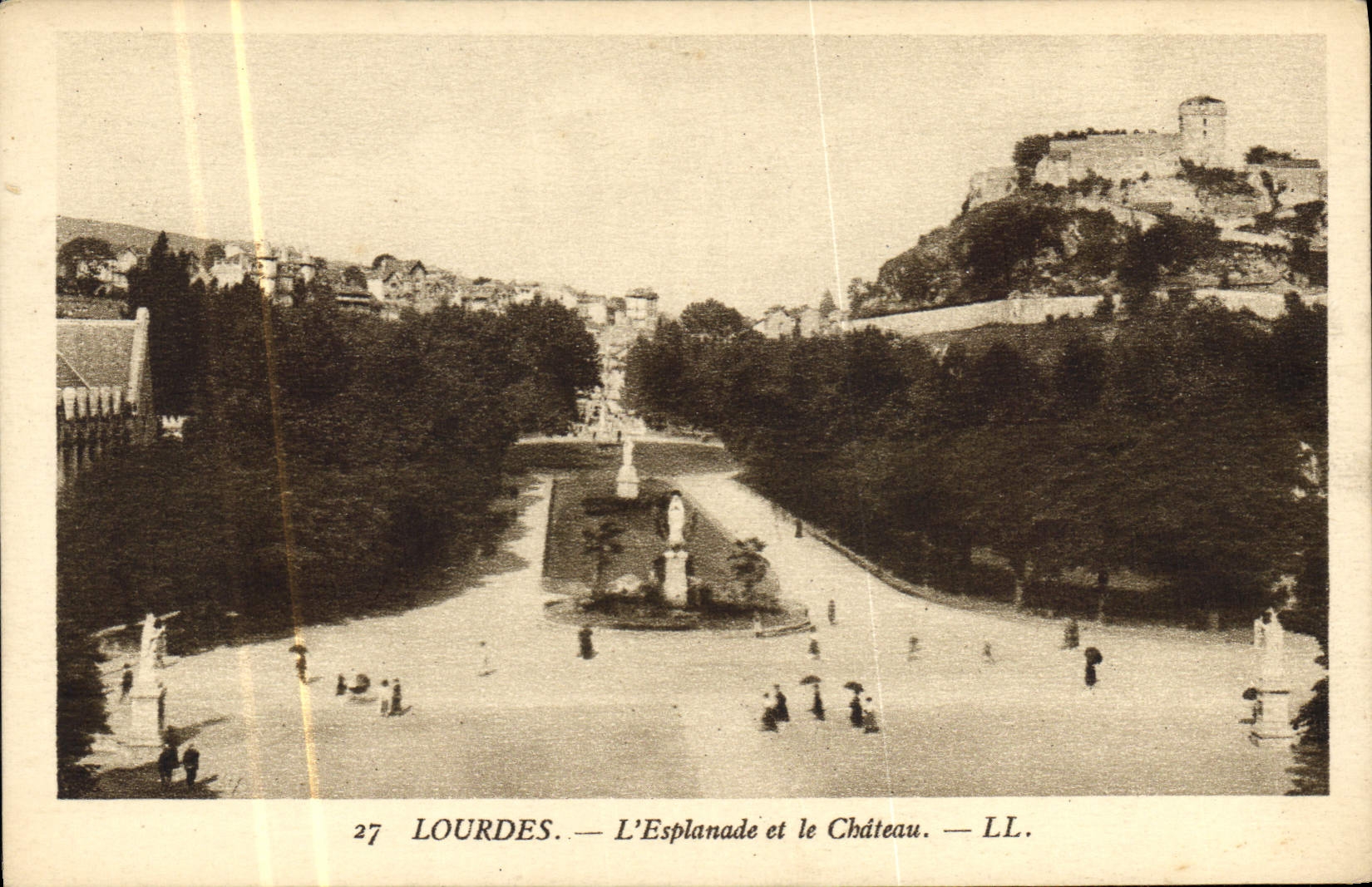 CPA Lourdes L'Esplanade et le Chateau 