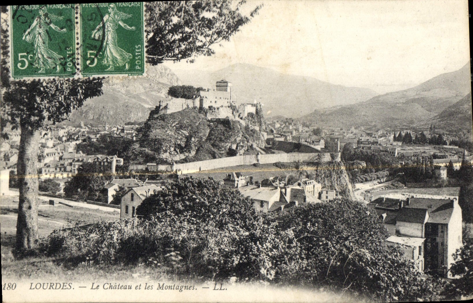 CPA Lourdes Le Chateau et les Montagnes 