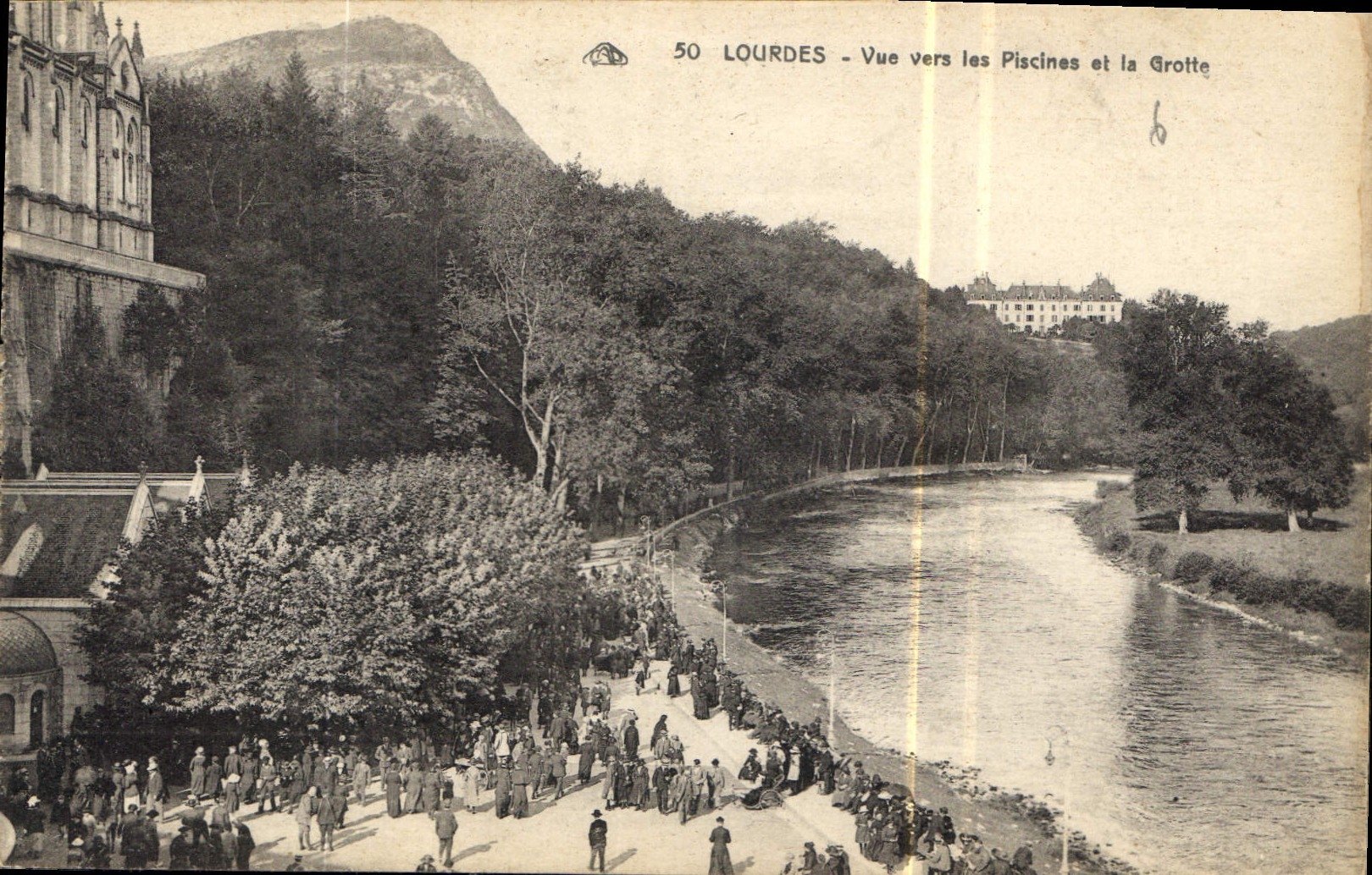 CPA Lourdes Vue vers les Piscines et la Grotte 