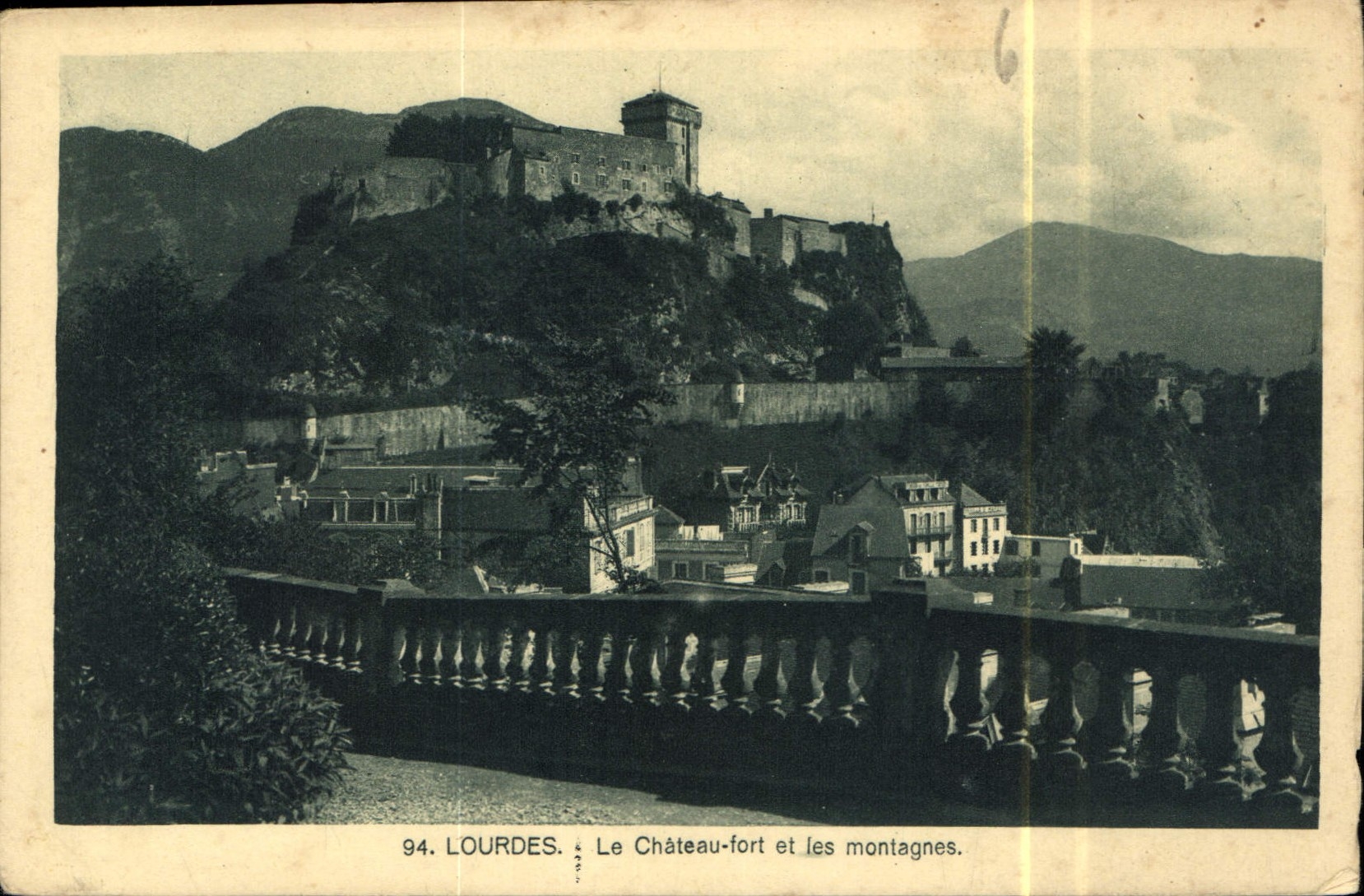 CPA Lourdes Le Chateau Fort et les montagnes