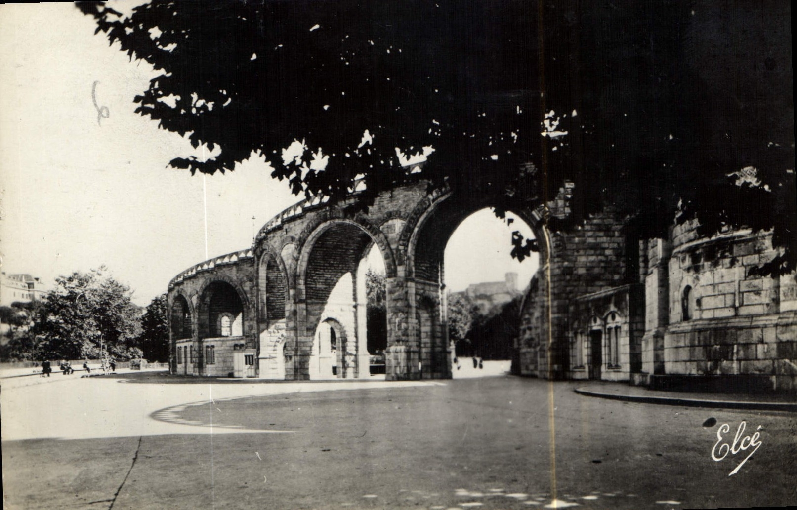 CPA Lourdes Perspective sur l'Esplanade et le Chateau Fort 