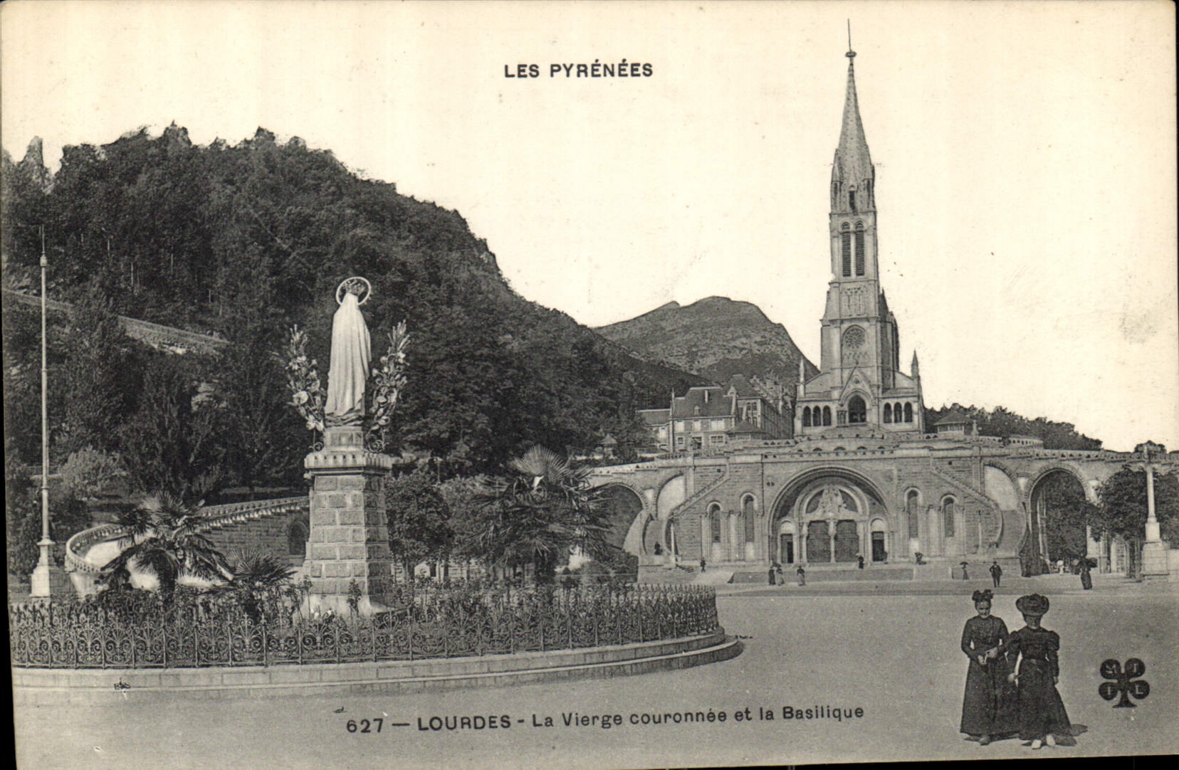 CPA Lourdes La Vierge couronnee et la Basilique