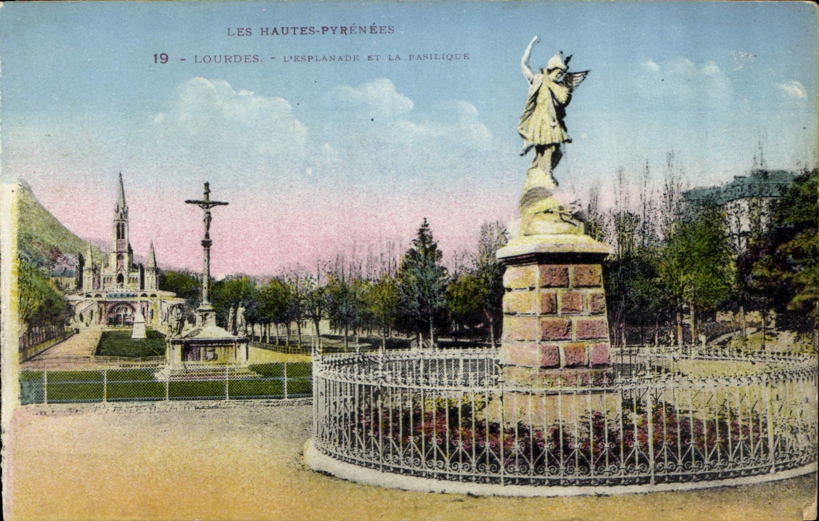 CPA Lourdes L'Esplanade et la Basilique