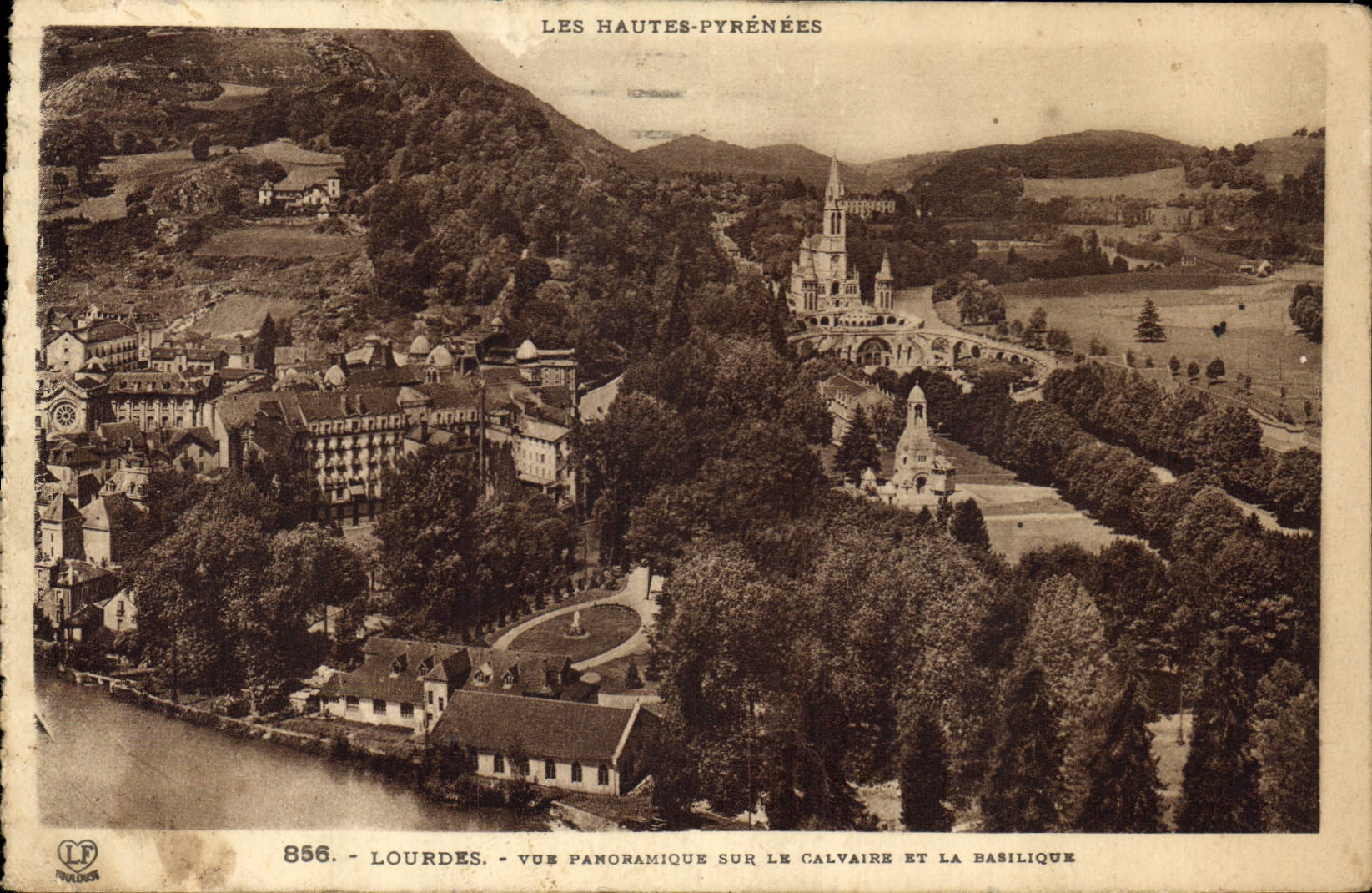 CPA Lourdes Vue Panoramique sur le Calvaire et la Basilique 