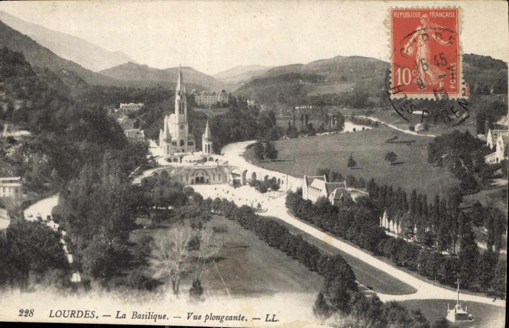 CPA Lourdes La Basilique Vue plongeante 