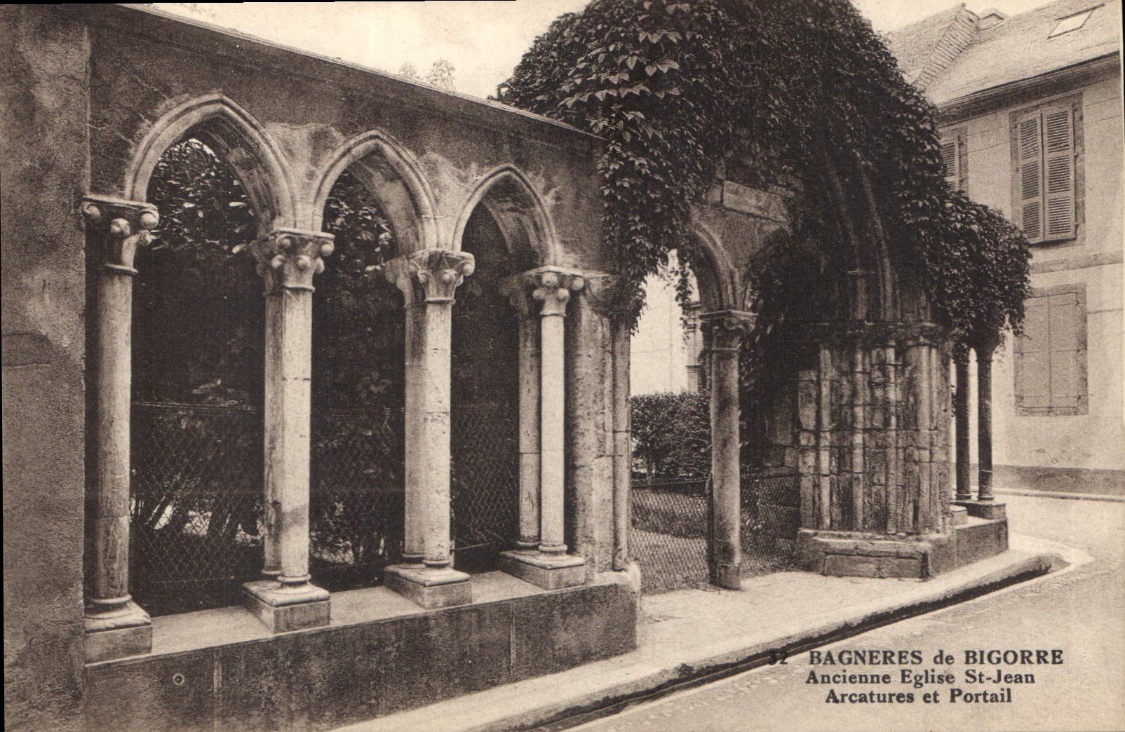 CPA Bagneres de Bigorre Ancienne Eglise St Jean Arcatures et Portail