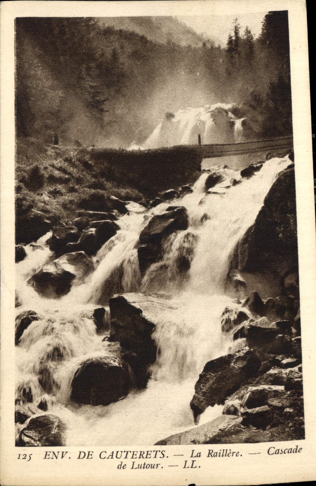 CPA Env de Cauterets La Raillere Cascade de Lutour 