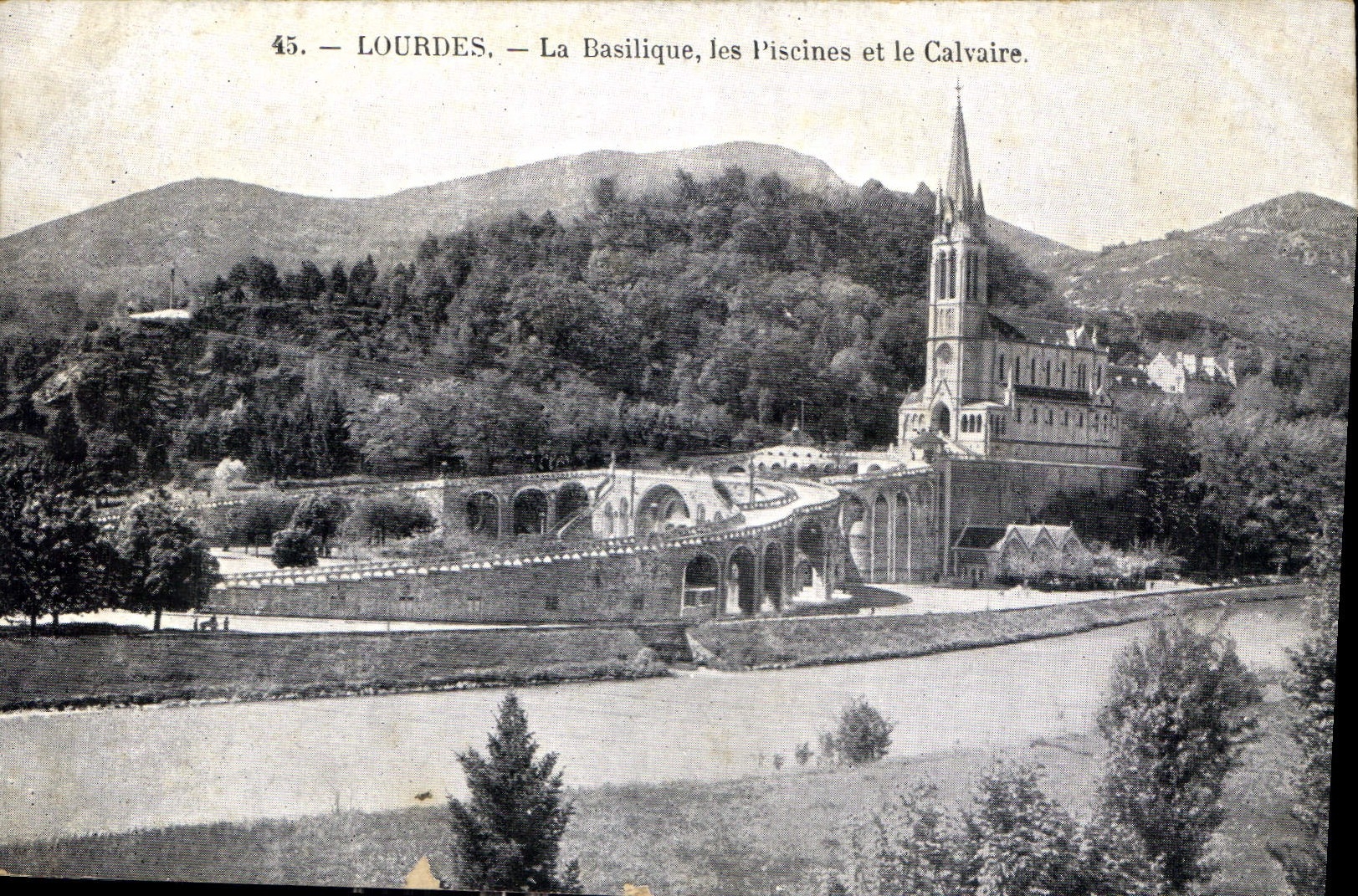 CPA Lourdes La Basilique les Piscines et le Calvaire 