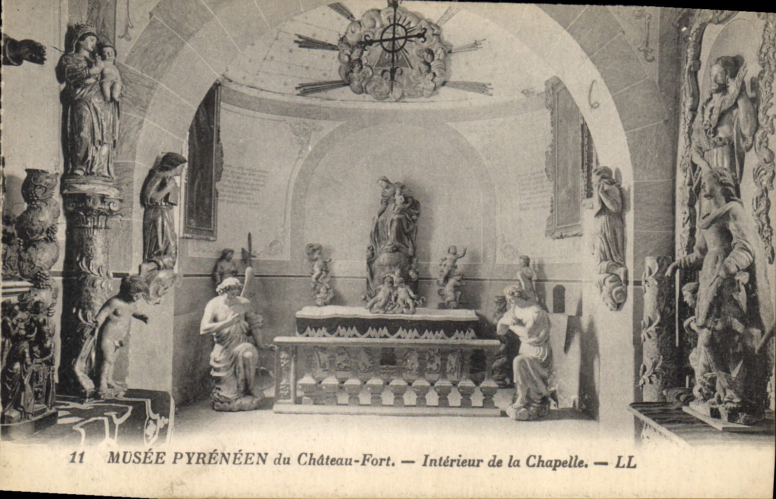 CPA Musee Pyreneen du Chateau Fort Interieur de la Chapelle 