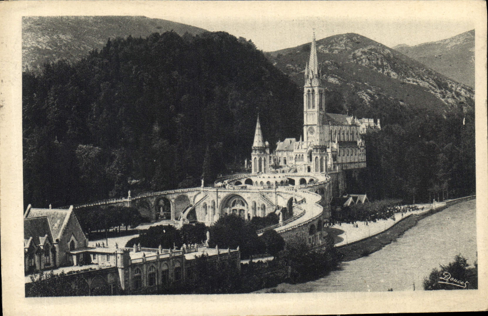 CPA Lourdes La Basilique et le Calvaire 